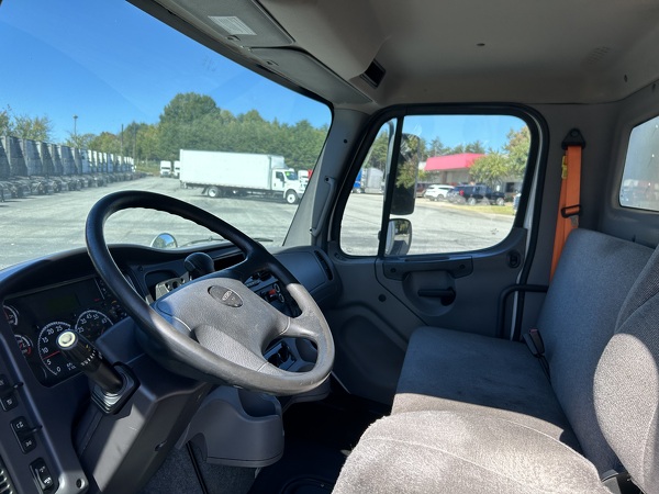 FREIGHTLINER M2 26K Box Truck 2022