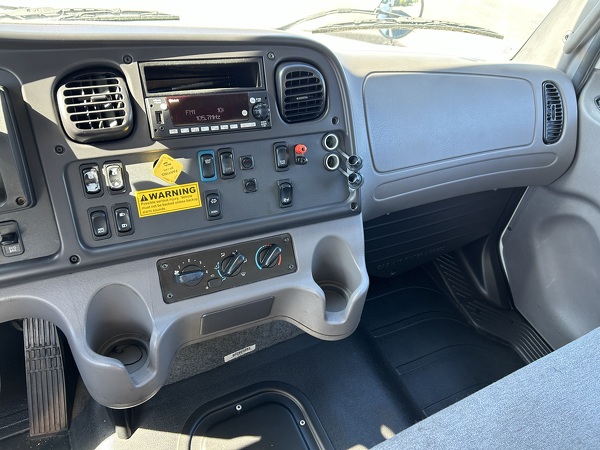 FREIGHTLINER M2 26K Box Truck 2022