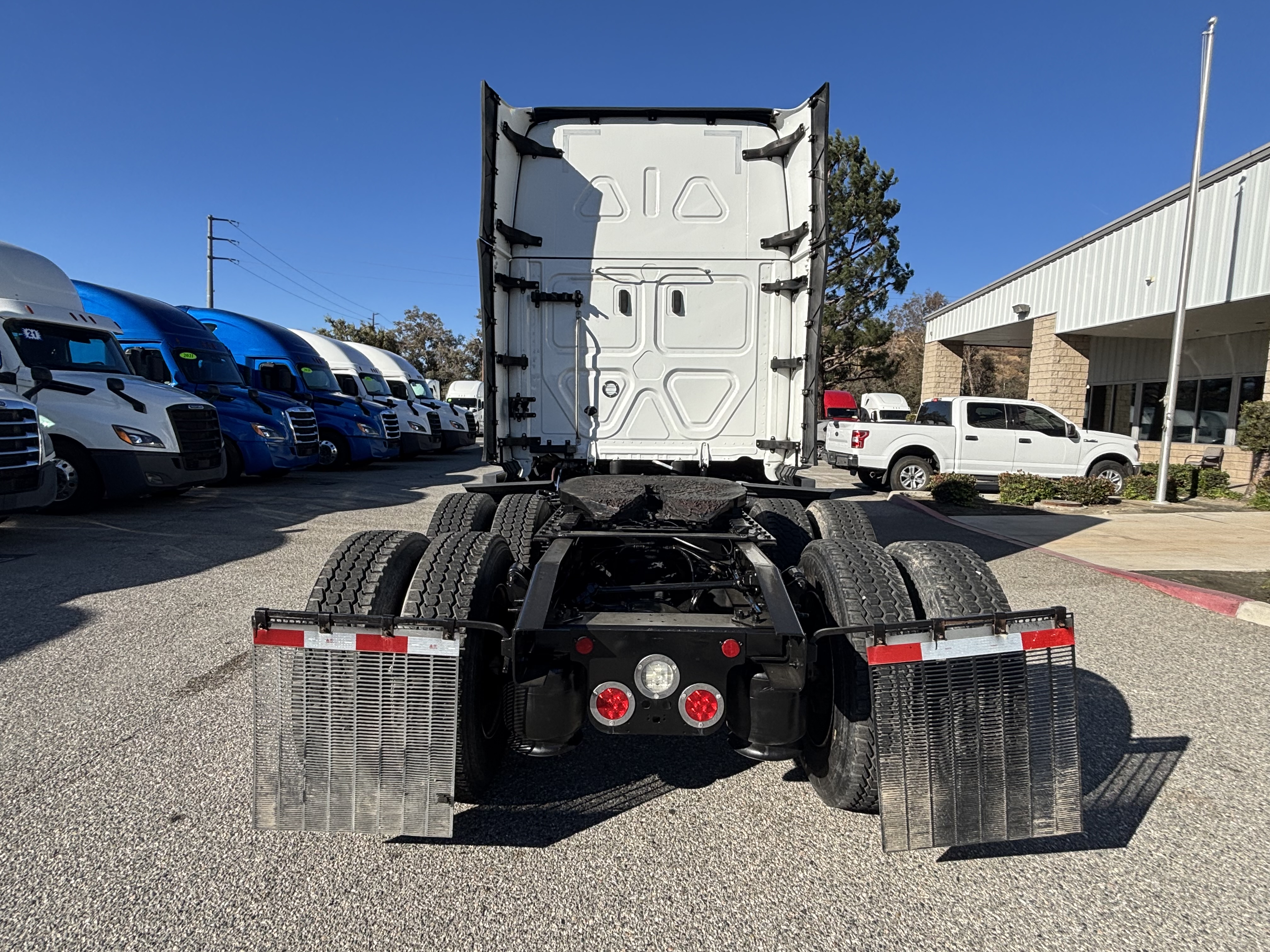 2023 FREIGHTLINER CASCADIA 126SLP - image 2