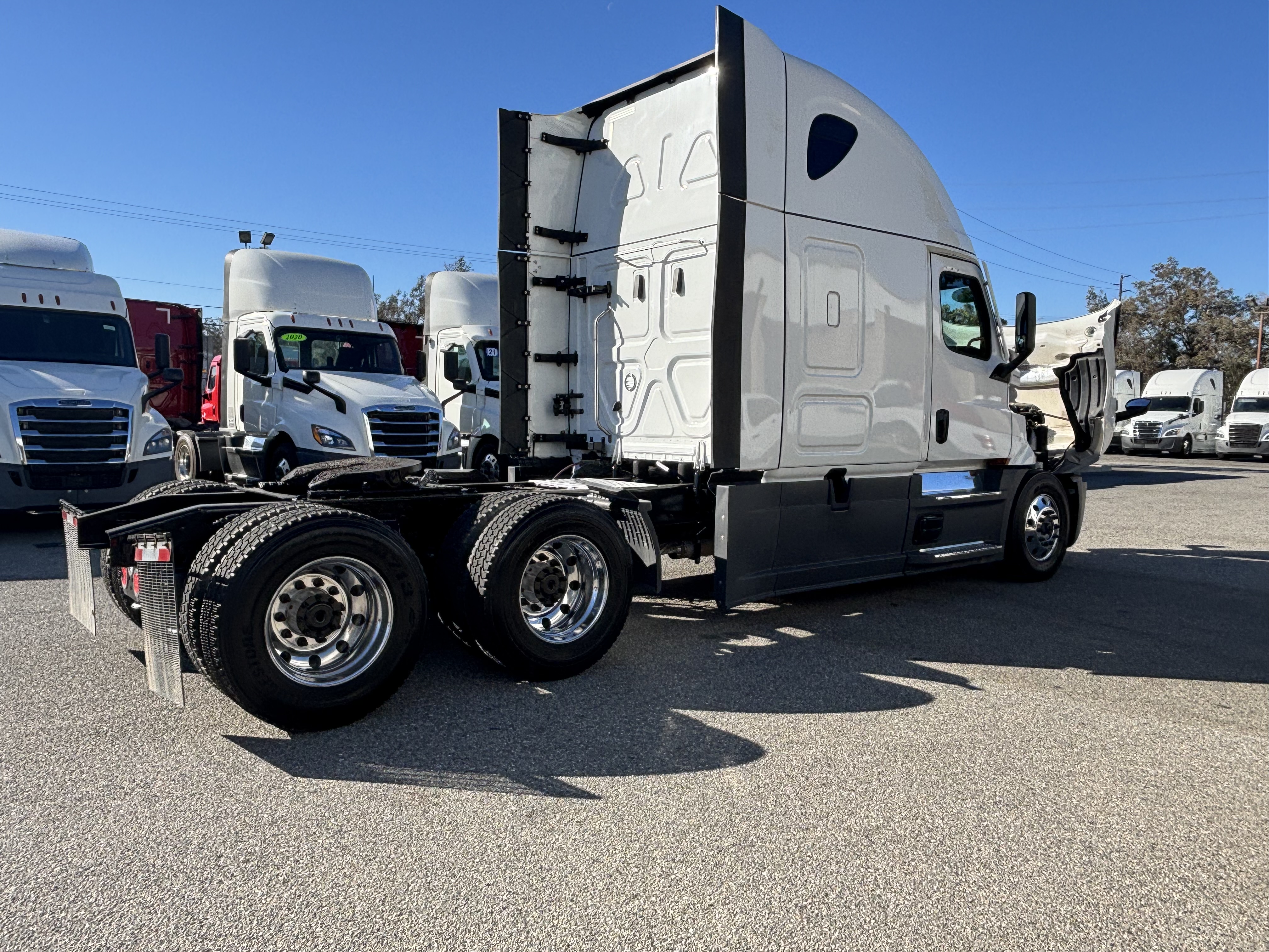2023 FREIGHTLINER CASCADIA 126SLP - image 3