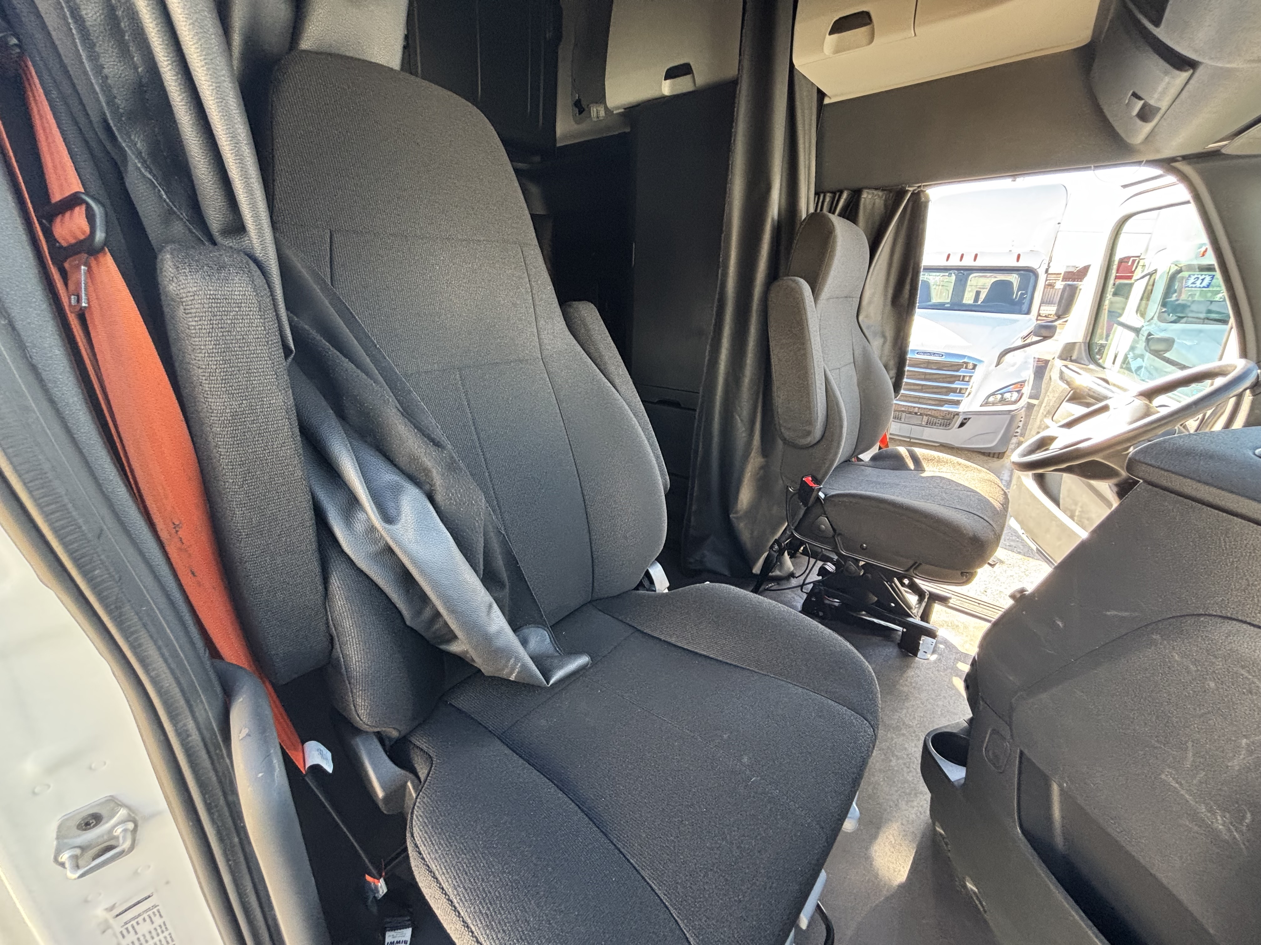 2023 FREIGHTLINER CASCADIA 126SLP - image 13