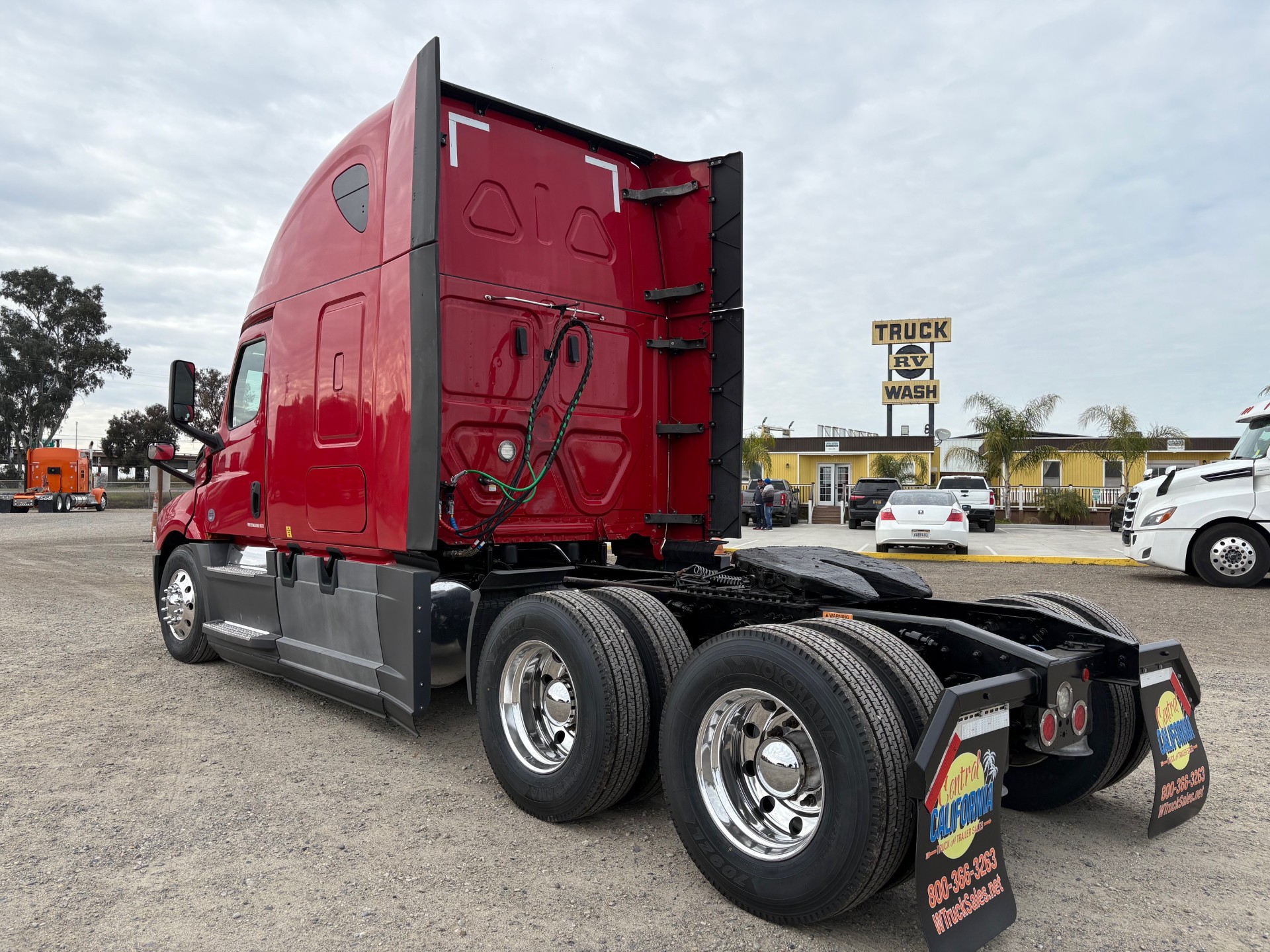 2020 FREIGHTLINER CASCADIA 126SLP - image 2
