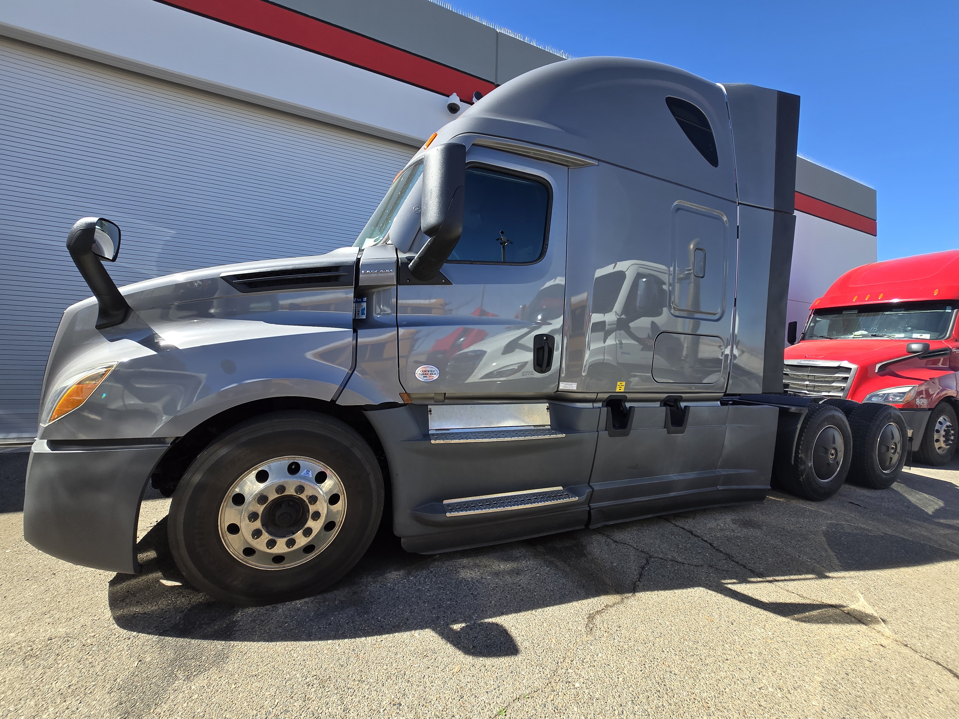 2021 FREIGHTLINER CASCADIA 126SLP - image 1