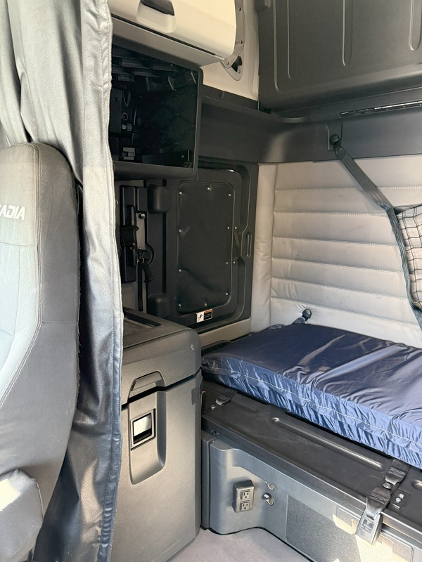 FREIGHTLINER CASCADIA 126SLP 2021