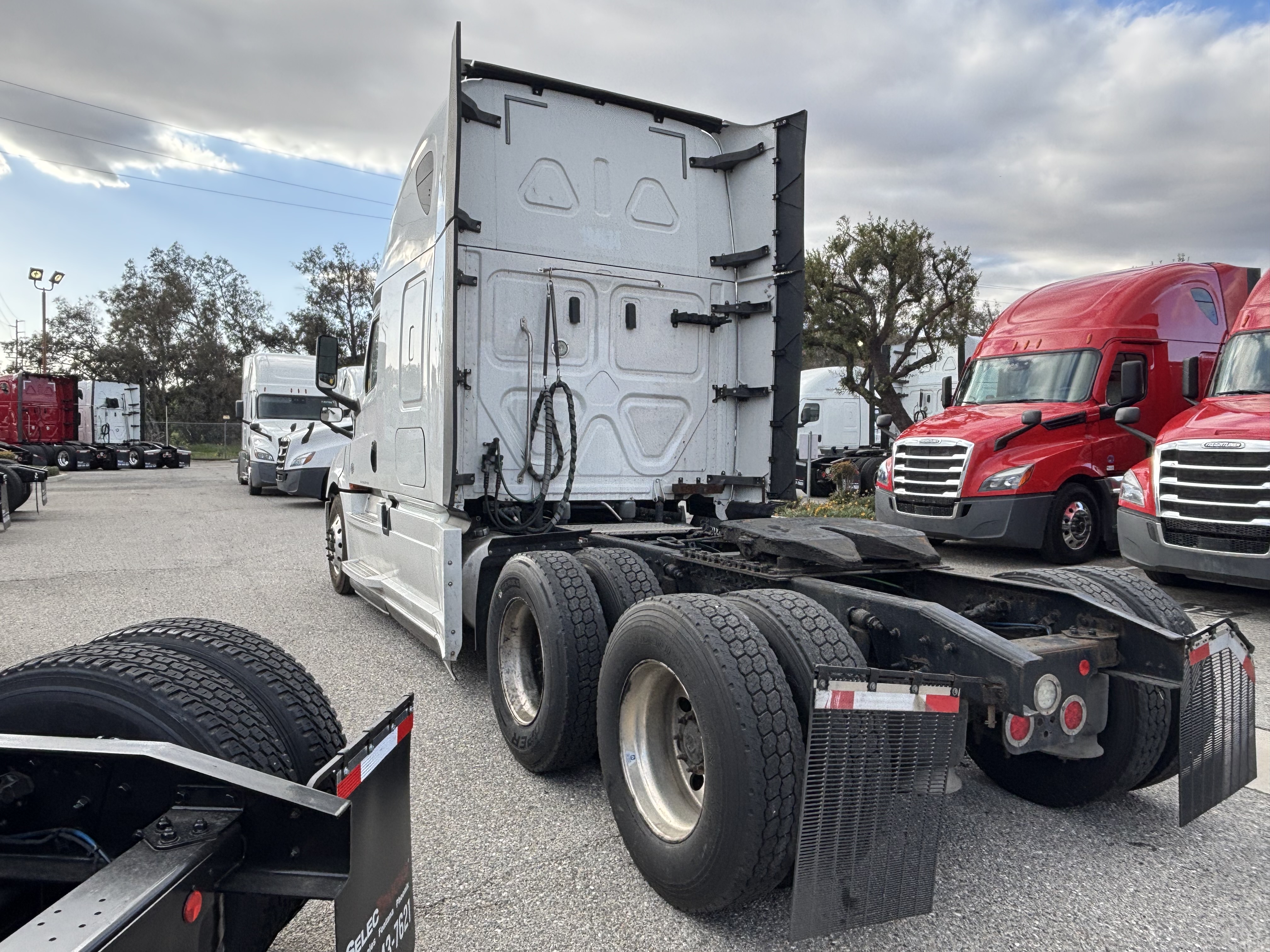 2019 FREIGHTLINER CASCADIA 126SLP - image 2