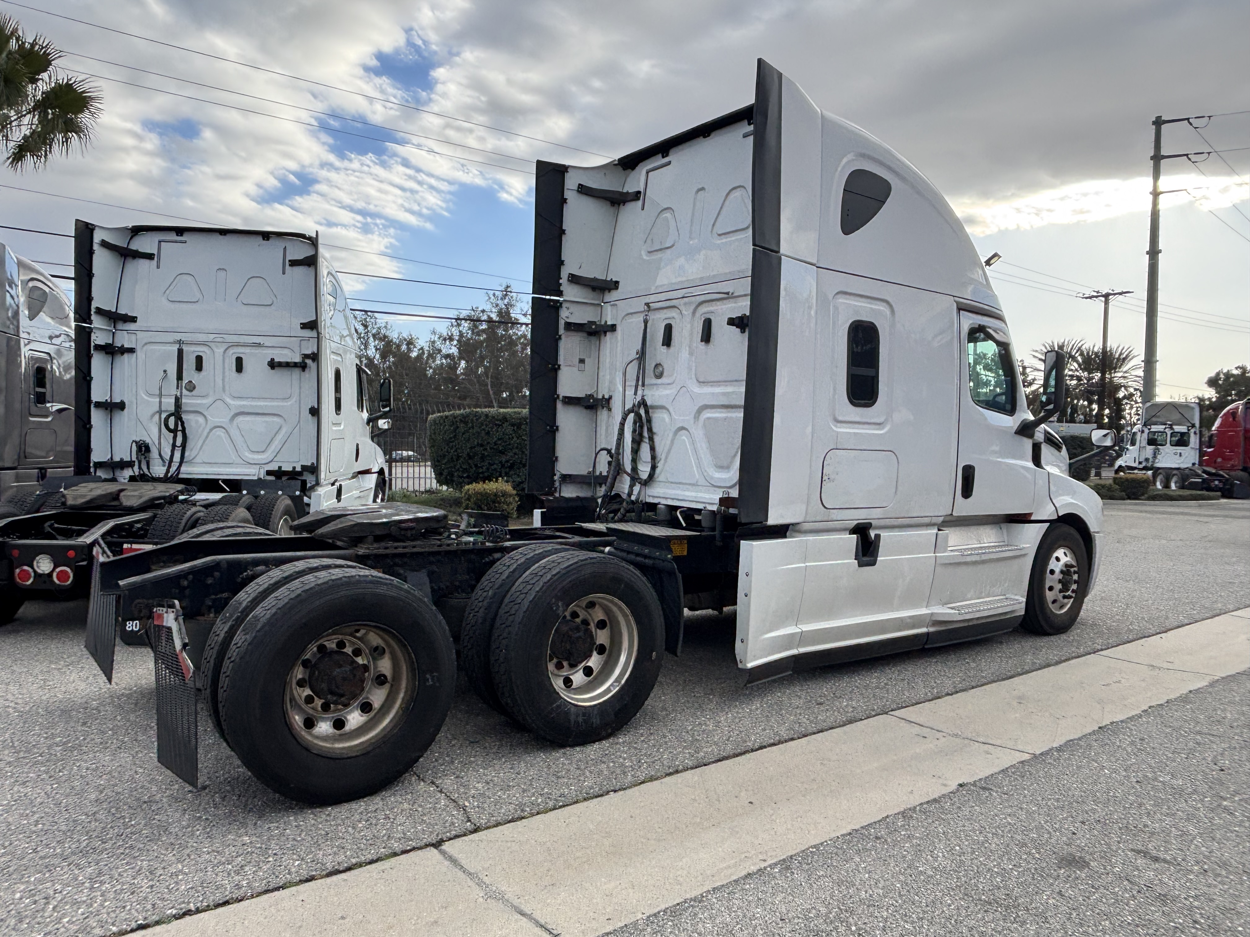 2019 FREIGHTLINER CASCADIA 126SLP - image 3