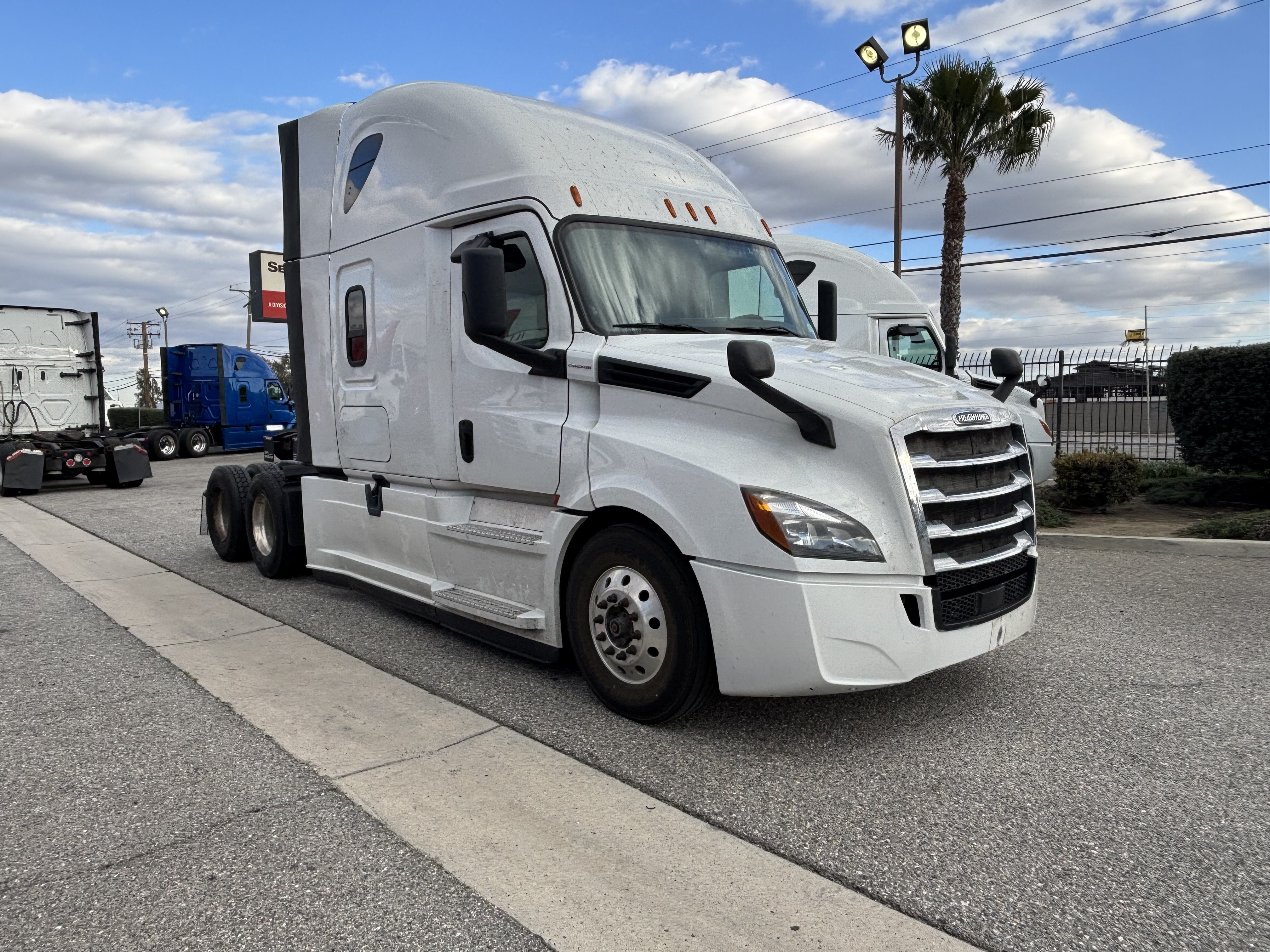 2019 FREIGHTLINER CASCADIA 126SLP - image 4