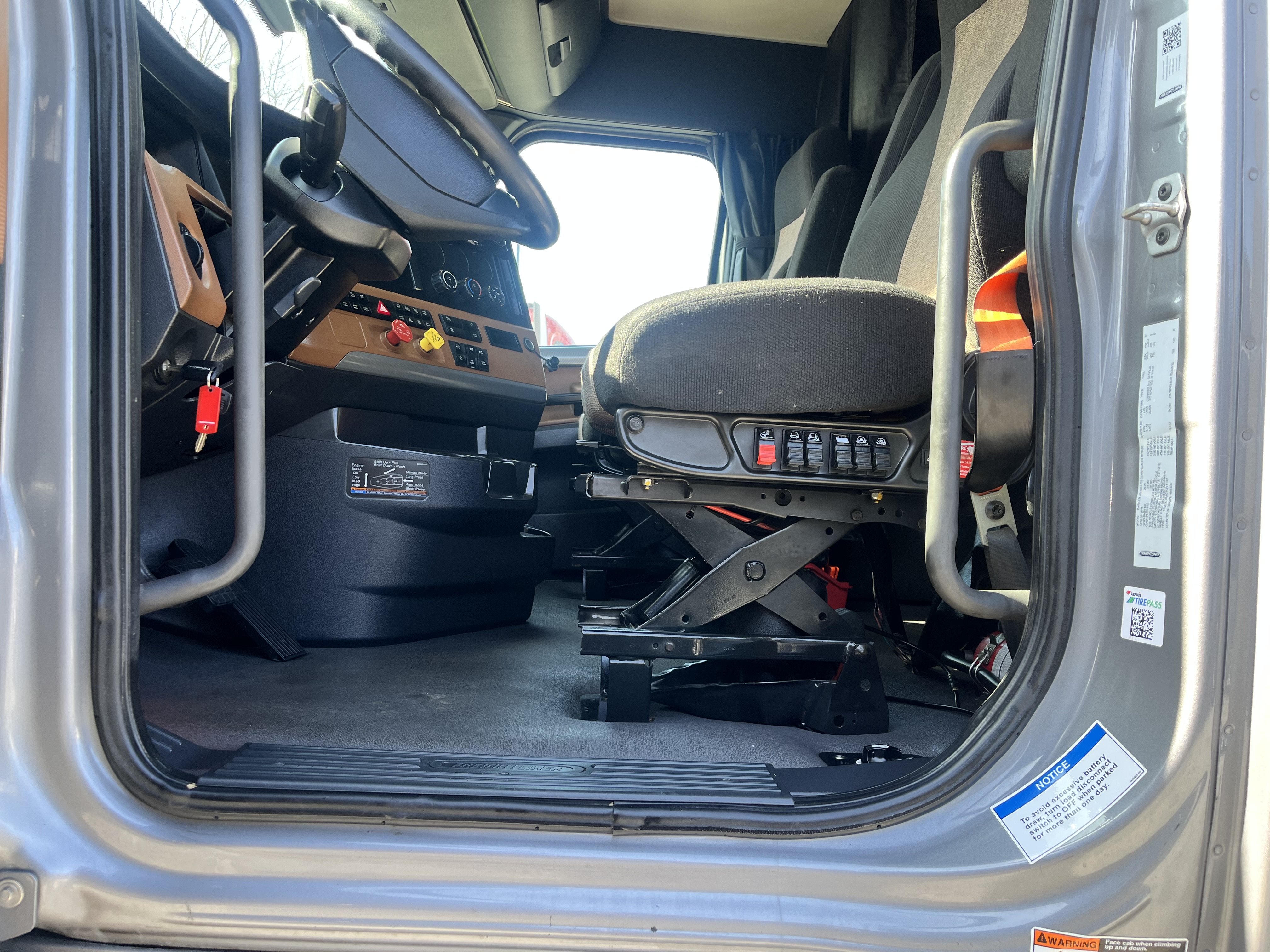 2021 FREIGHTLINER CASCADIA 126SLP - image 15