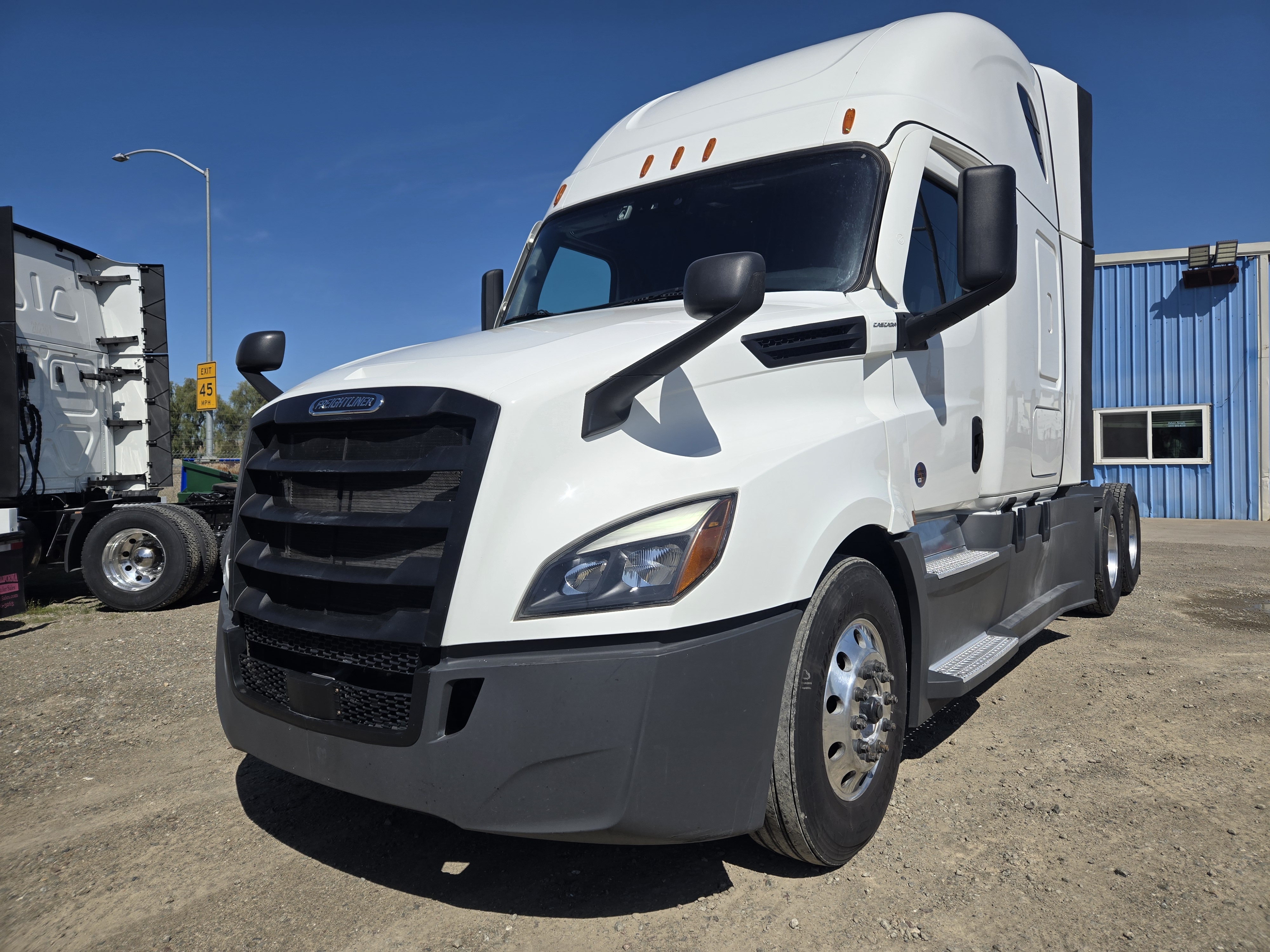 2023 FREIGHTLINER CASCADIA 126SLP - image 1