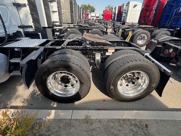 FREIGHTLINER CASCADIA 126SLP 2024