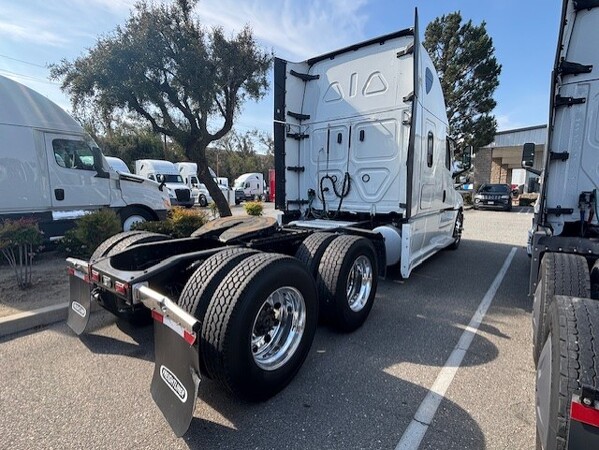 FREIGHTLINER CASCADIA 126SLP 2024