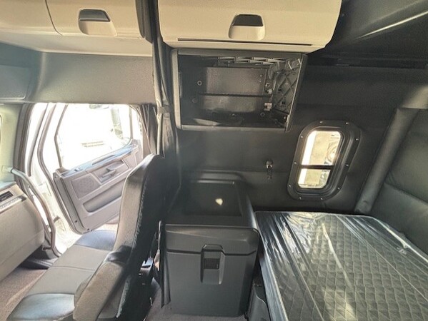 FREIGHTLINER CASCADIA 126SLP 2024