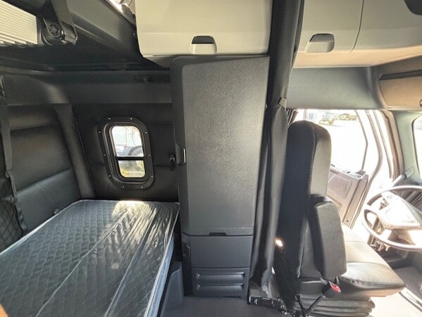 FREIGHTLINER CASCADIA 126SLP 2024