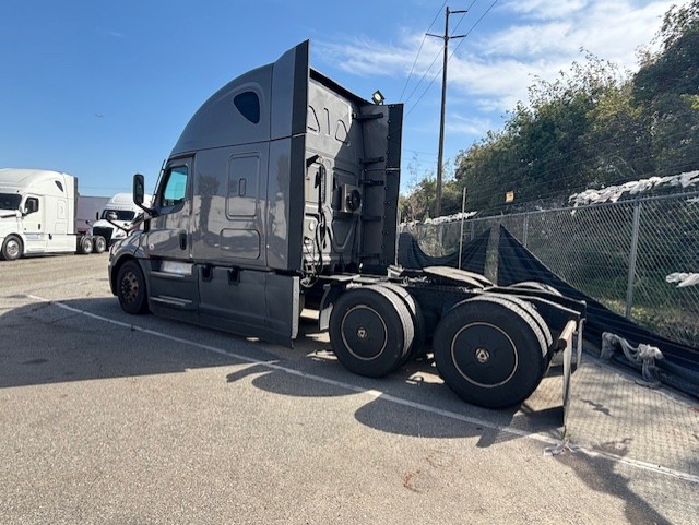 2021 FREIGHTLINER CASCADIA 126SLP - image 2
