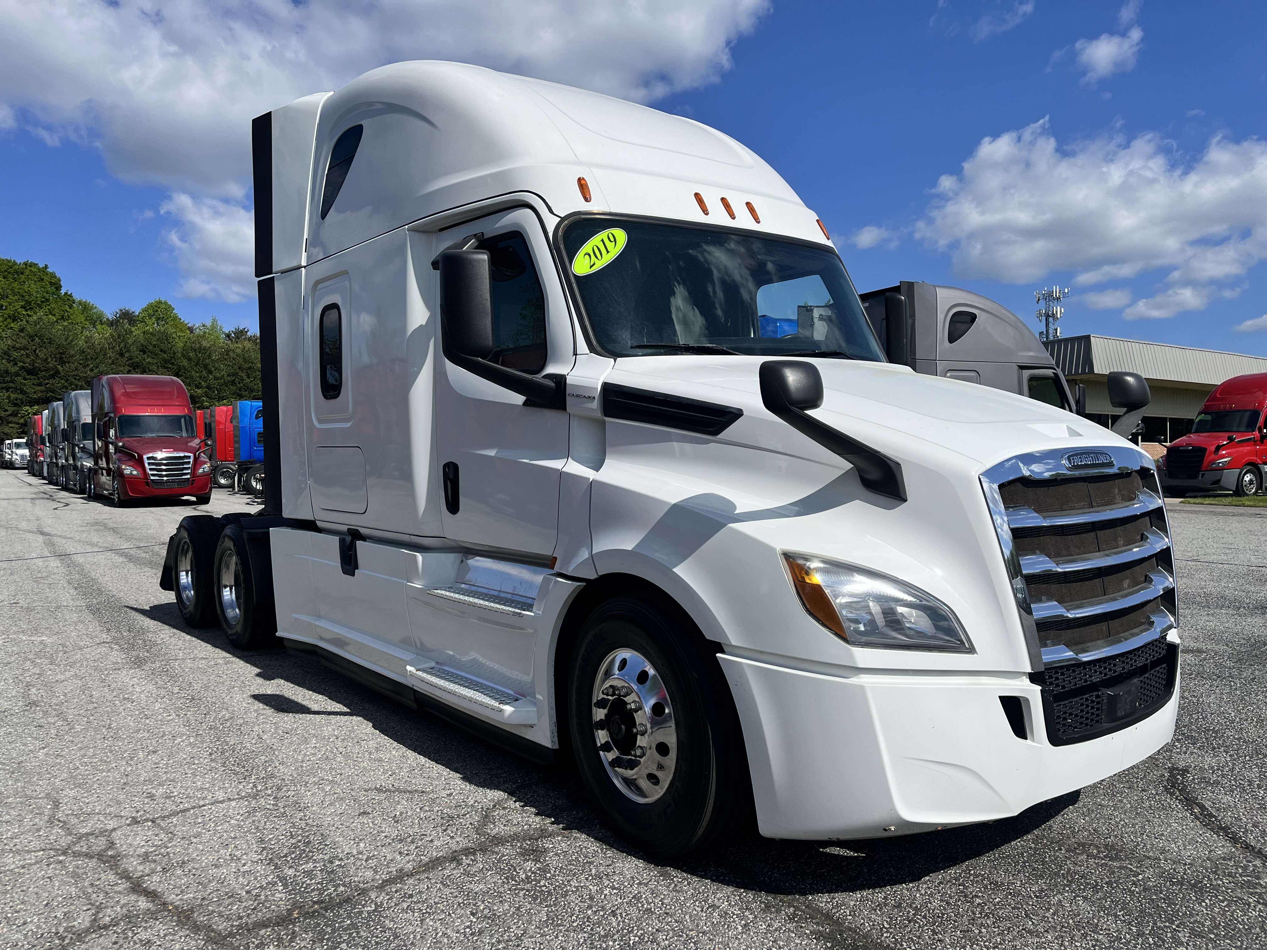 2019 FREIGHTLINER CASCADIA 126SLP - image 1