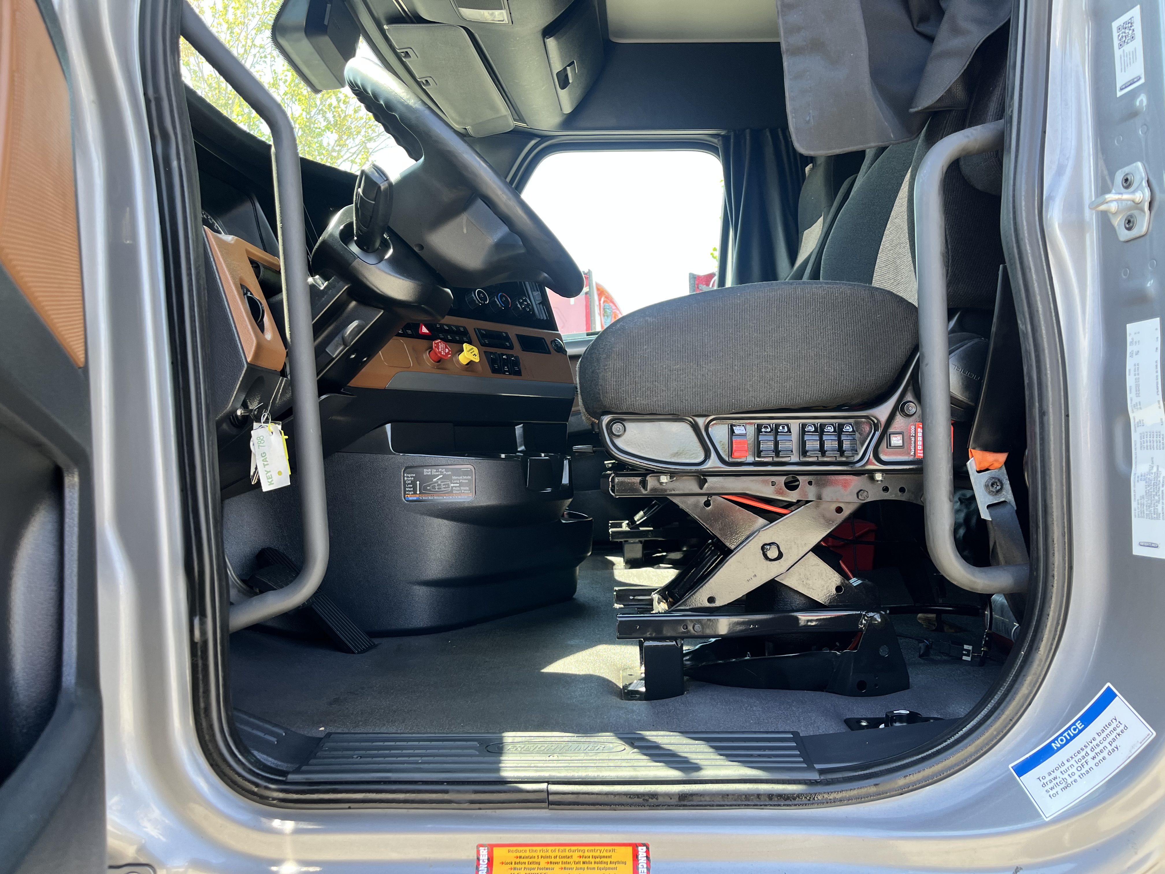 2021 FREIGHTLINER CASCADIA 126SLP - image 15