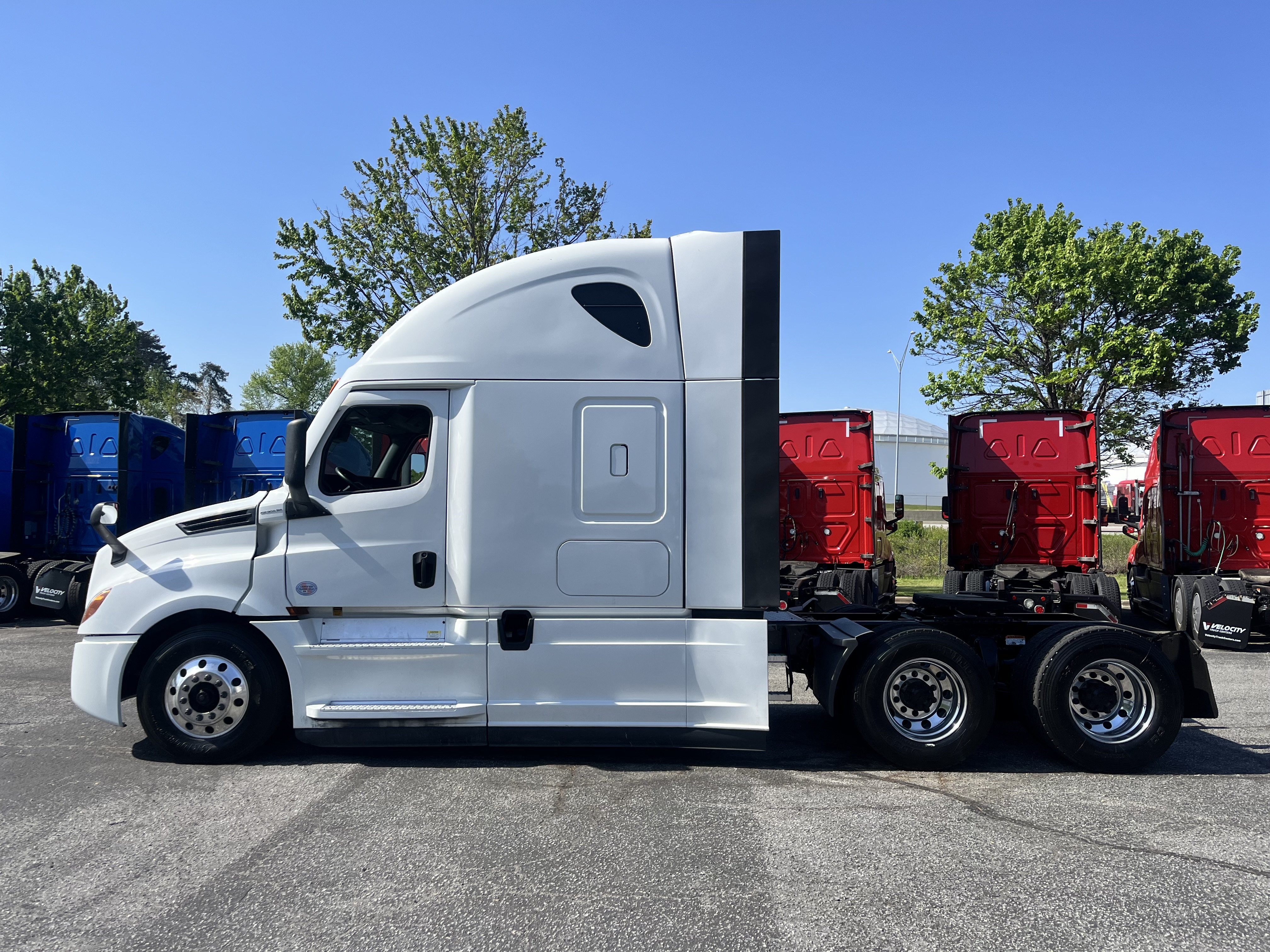 2020 FREIGHTLINER CASCADIA 126SLP - image 2