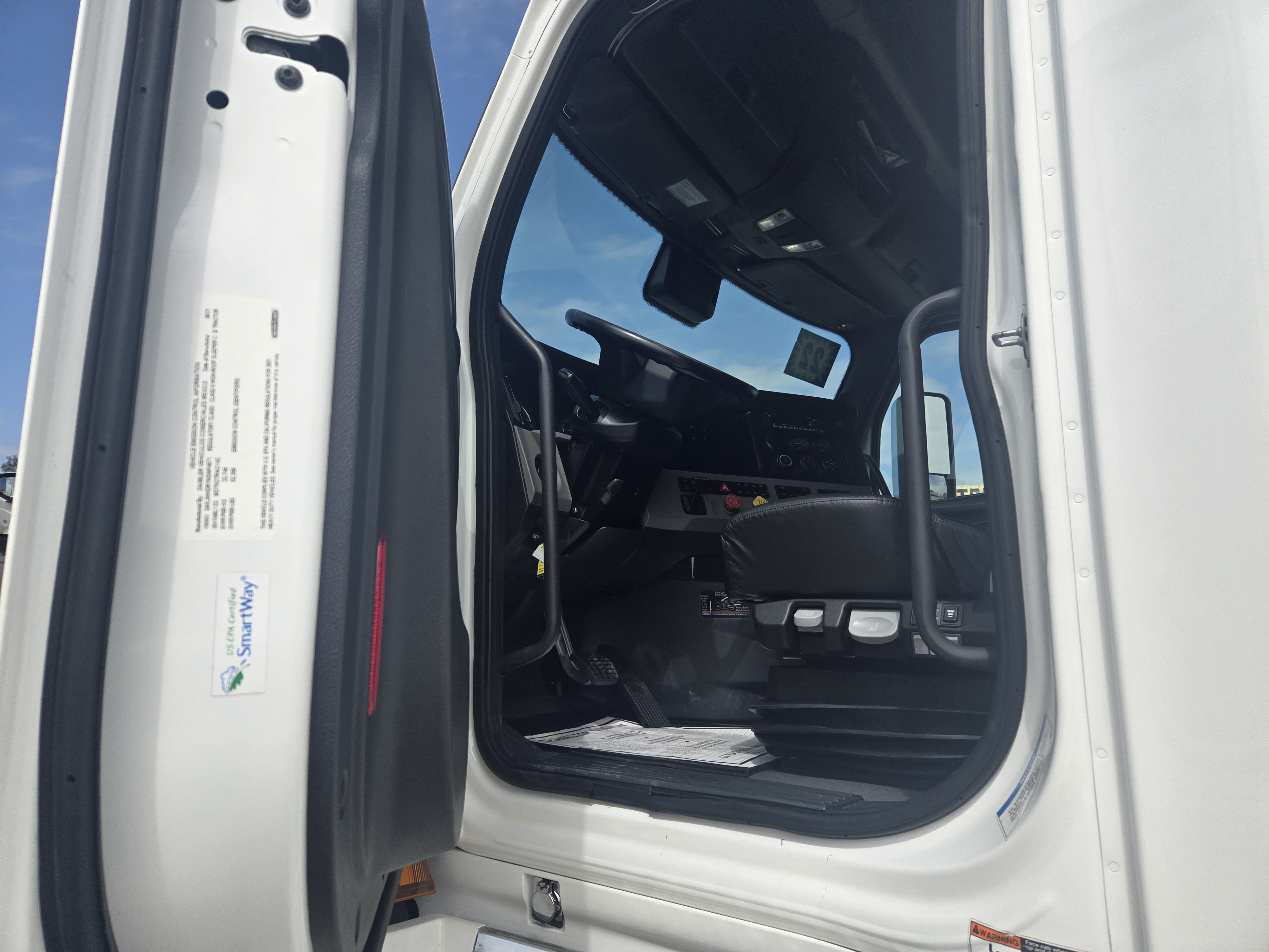 2022 FREIGHTLINER CASCADIA 126SLP - image 15