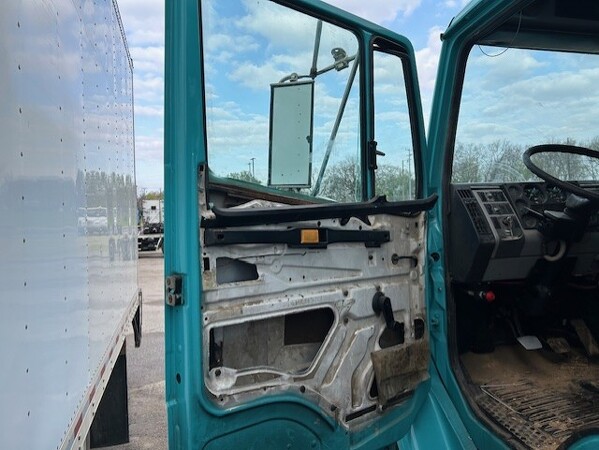 FREIGHTLINER FL70 1998