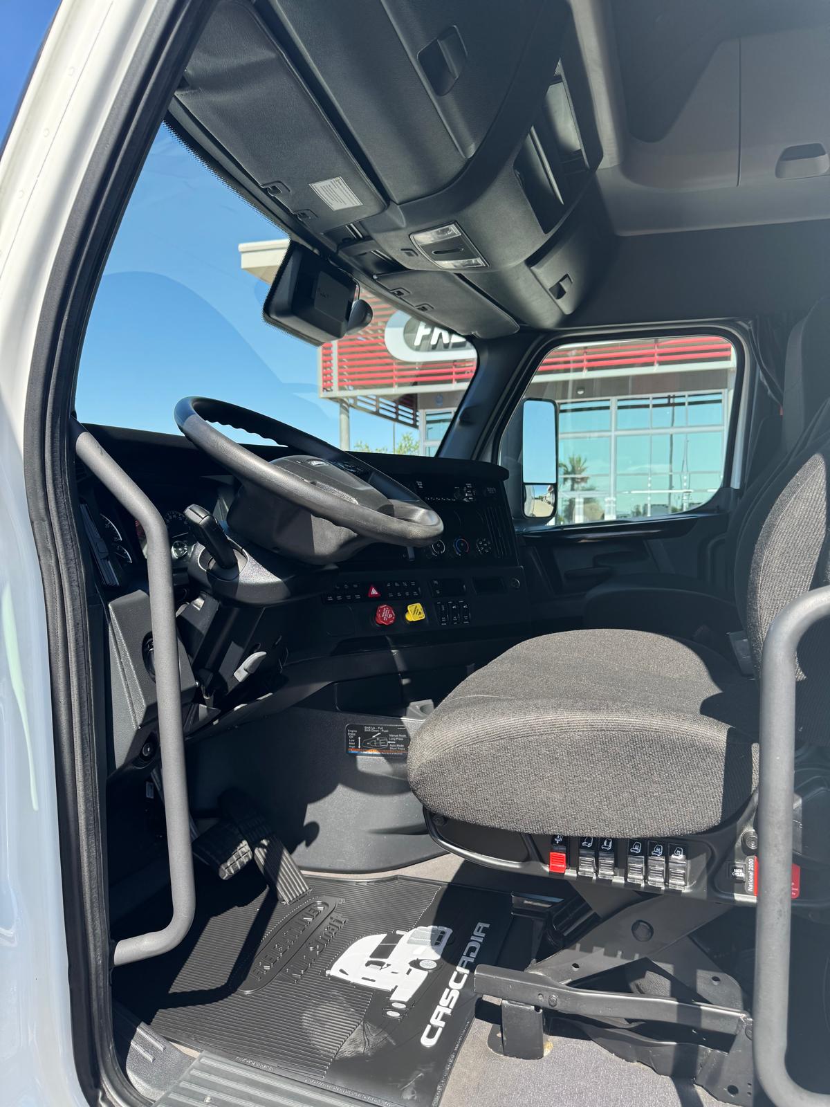 2023 FREIGHTLINER CASCADIA 126SLP - image 17