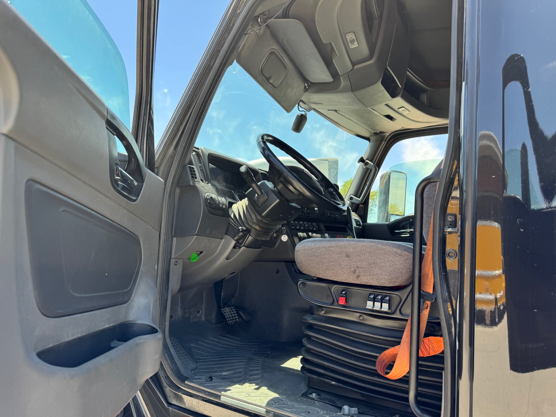 2022 INTERNATIONAL LT625 - image 7