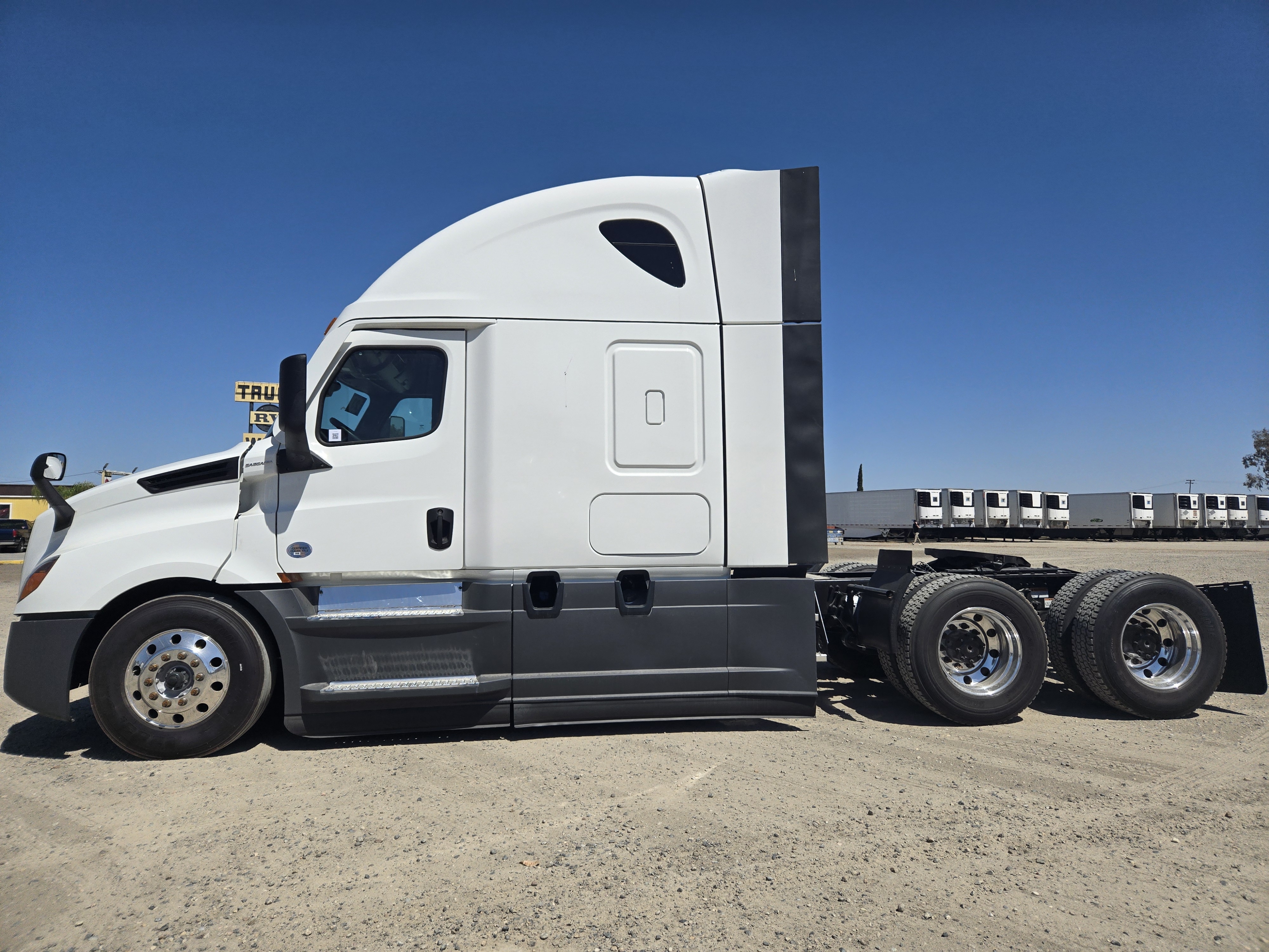 2023 FREIGHTLINER CASCADIA 126SLP - image 3