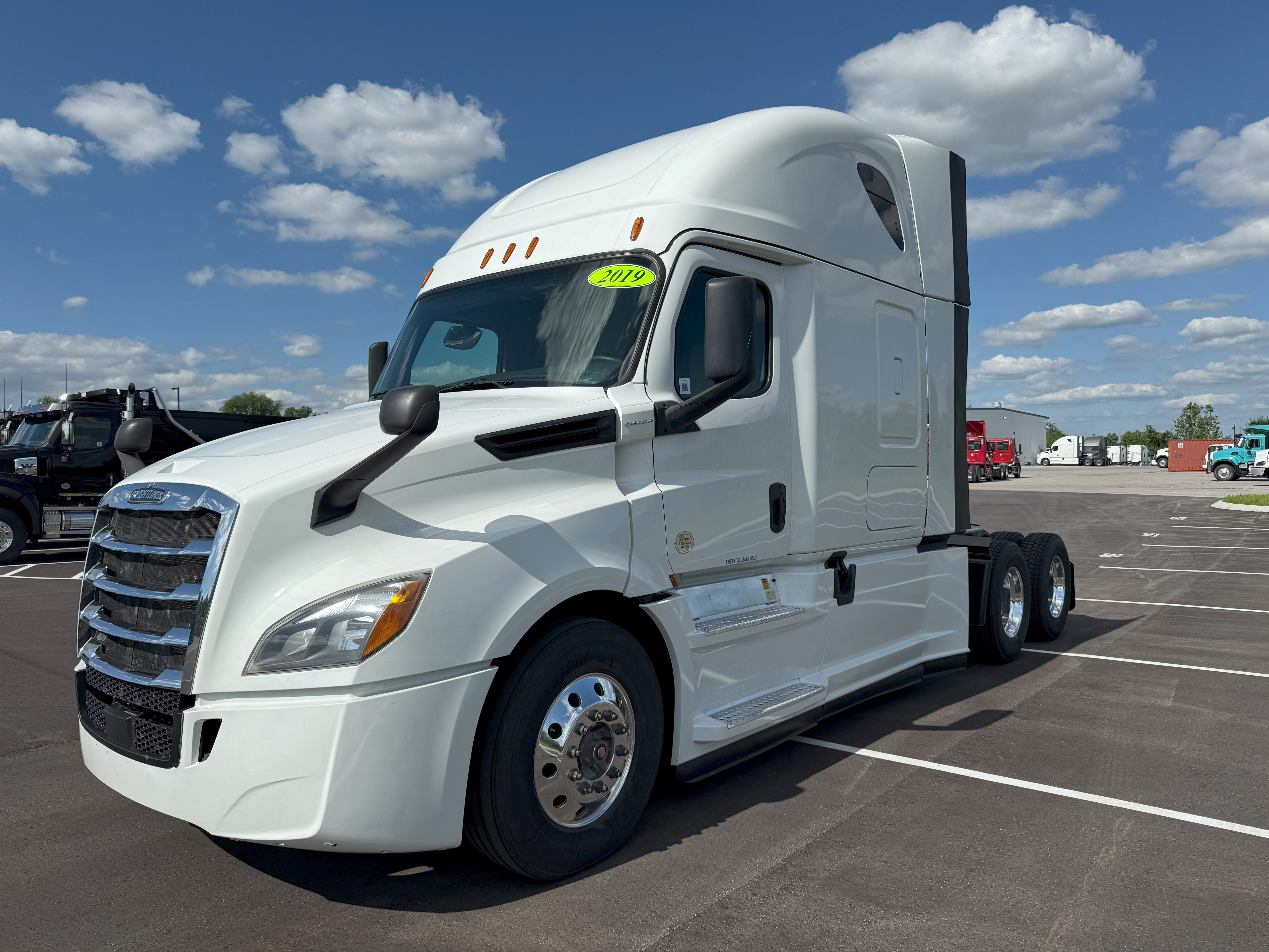 2019 FREIGHTLINER CASCADIA 126SLP - image 1