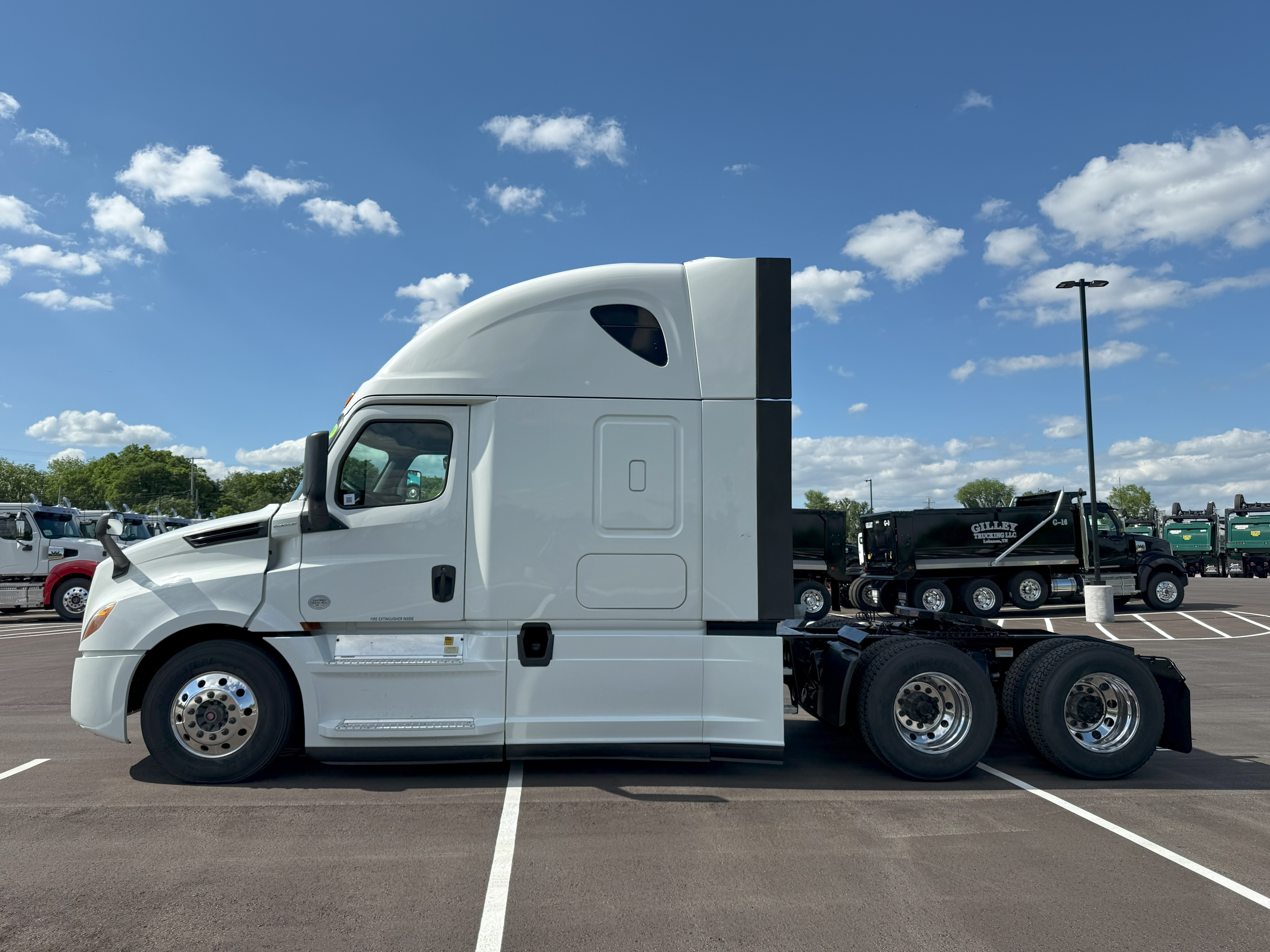 2019 FREIGHTLINER CASCADIA 126SLP - image 2