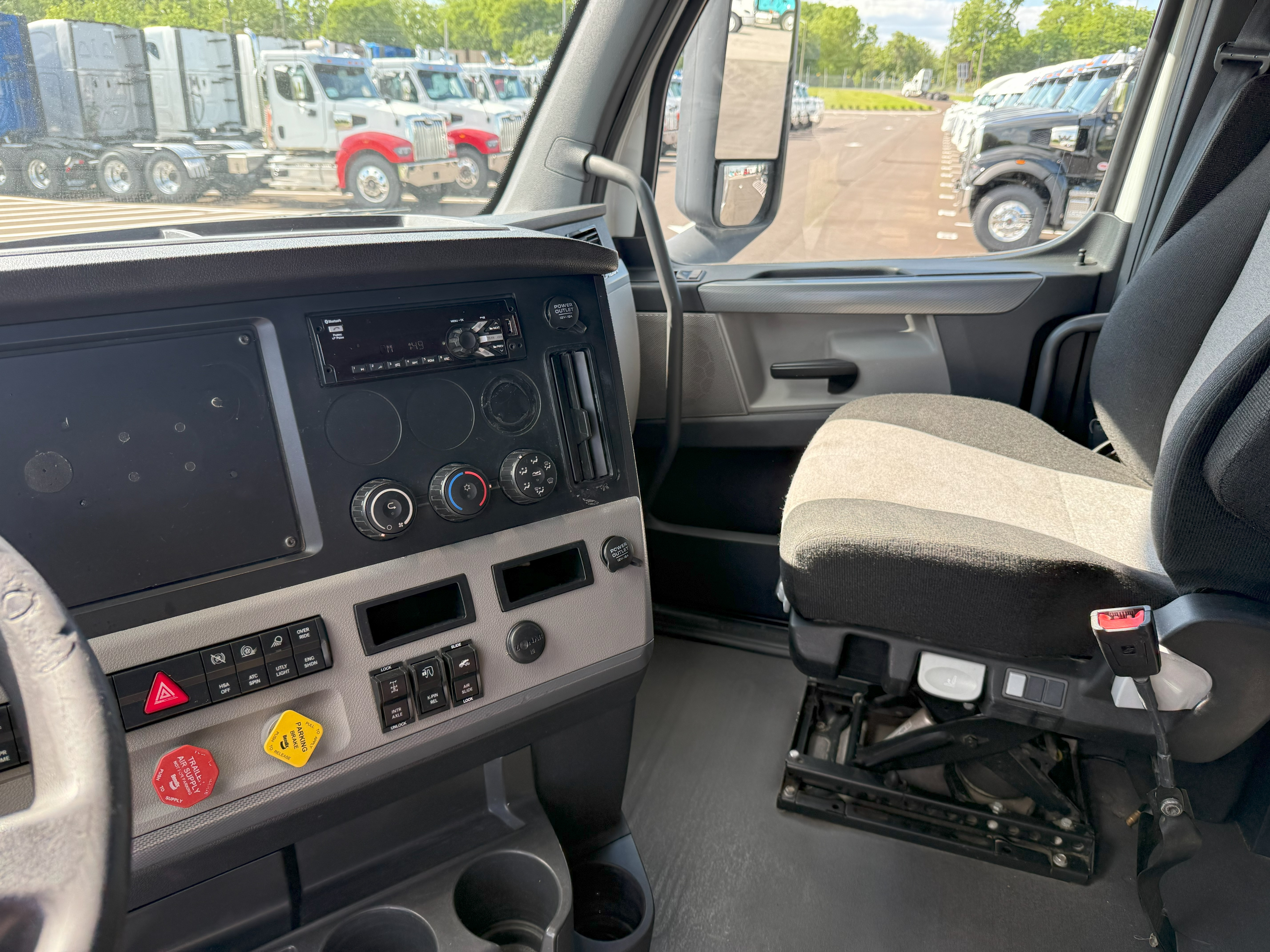 2019 FREIGHTLINER CASCADIA 126SLP - image 17