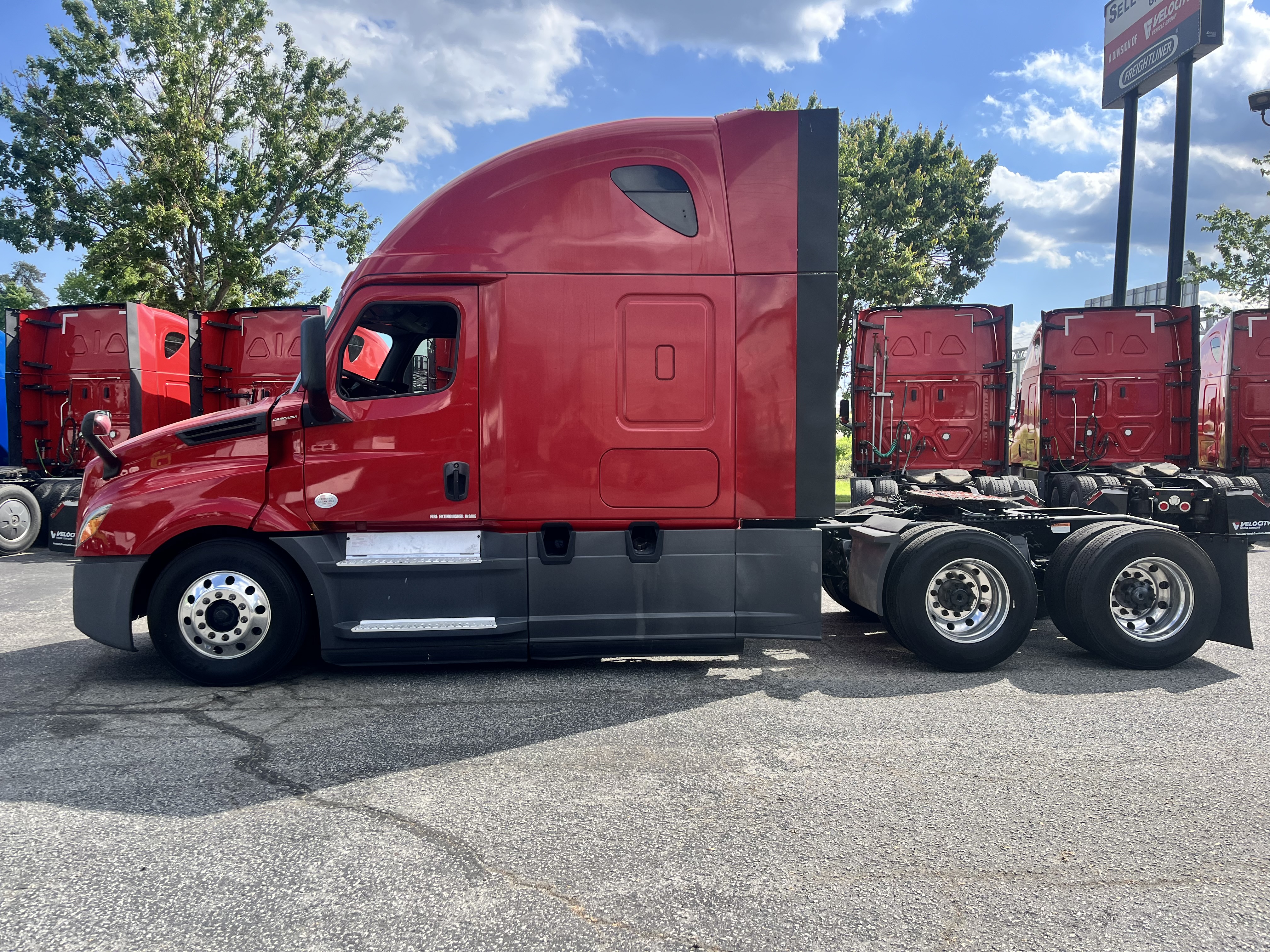 2020 FREIGHTLINER CASCADIA 126SLP - image 2