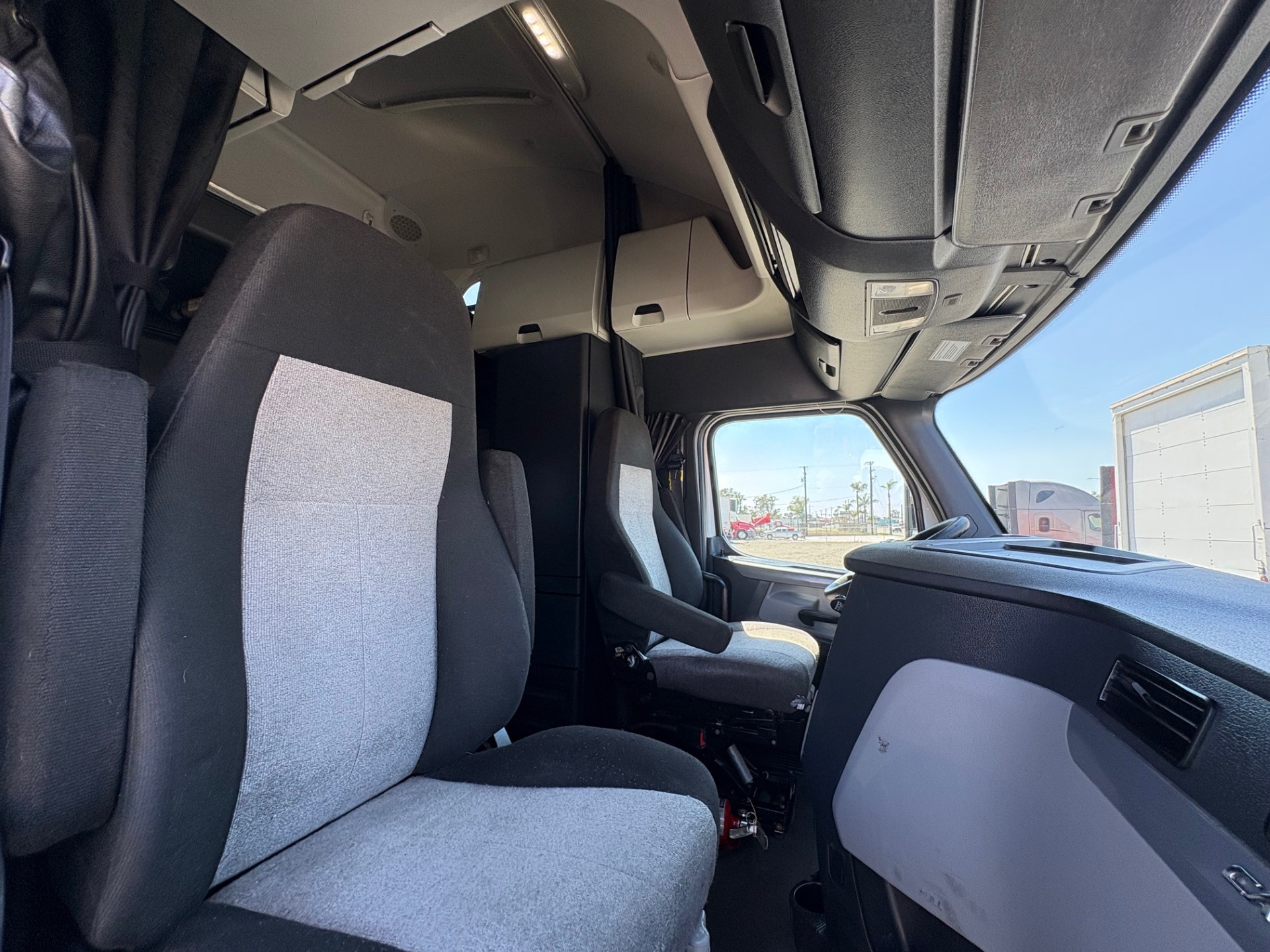 2020 FREIGHTLINER CASCADIA 126SLP - image 20