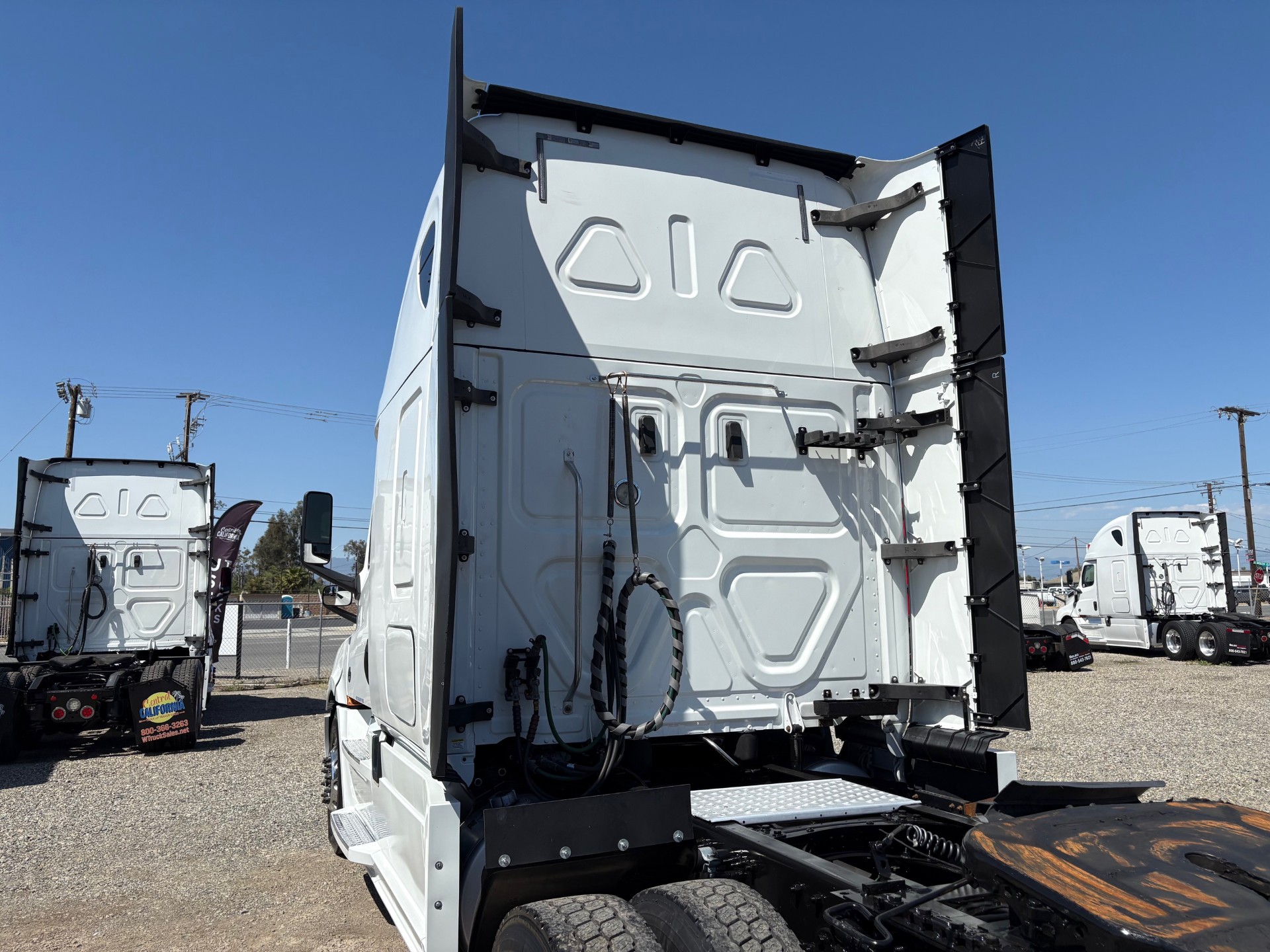 2020 FREIGHTLINER CASCADIA 126SLP - image 3