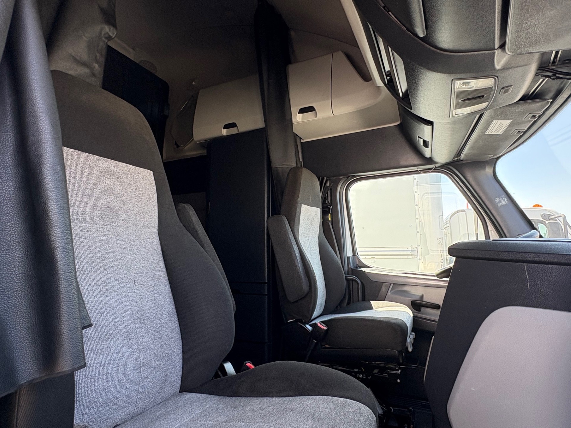 2021 FREIGHTLINER CASCADIA 126SLP - image 15