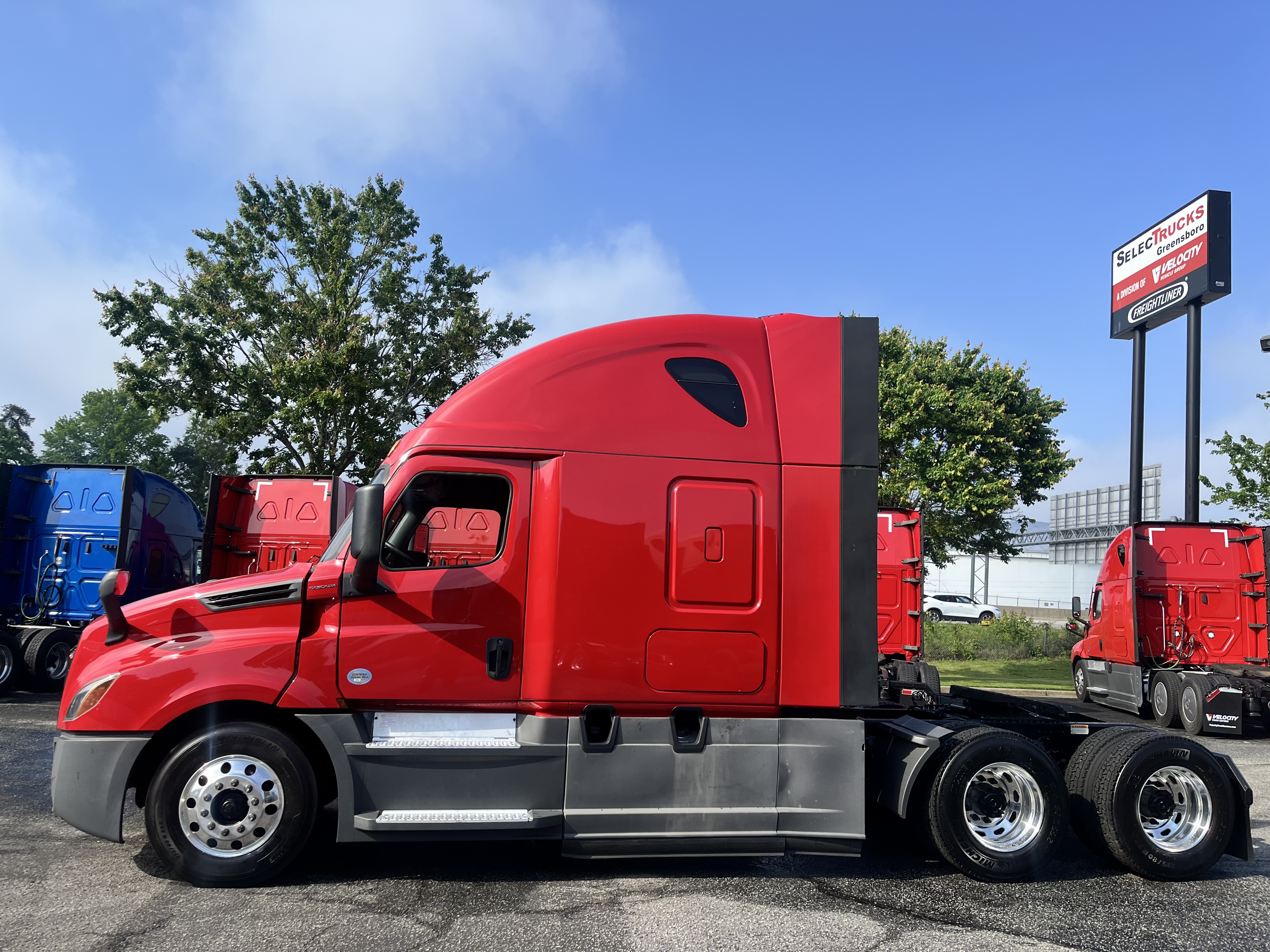 2020 FREIGHTLINER CASCADIA 126SLP - image 2