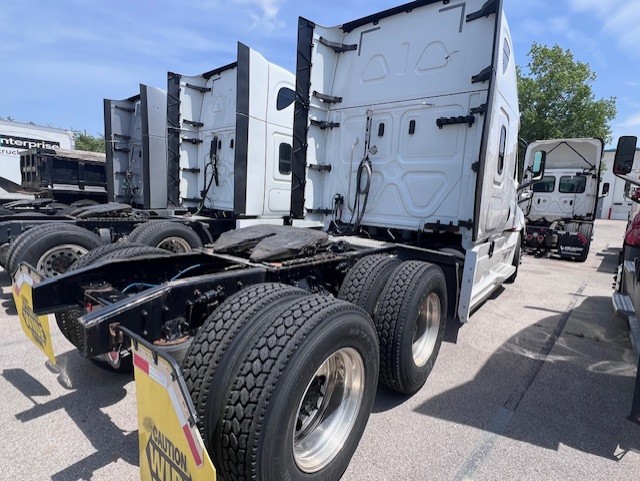 2020 FREIGHTLINER CASCADIA 126SLP - image 3
