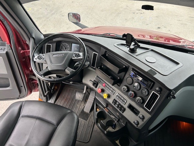 2023 FREIGHTLINER CASCADIA 126SLP - image 8