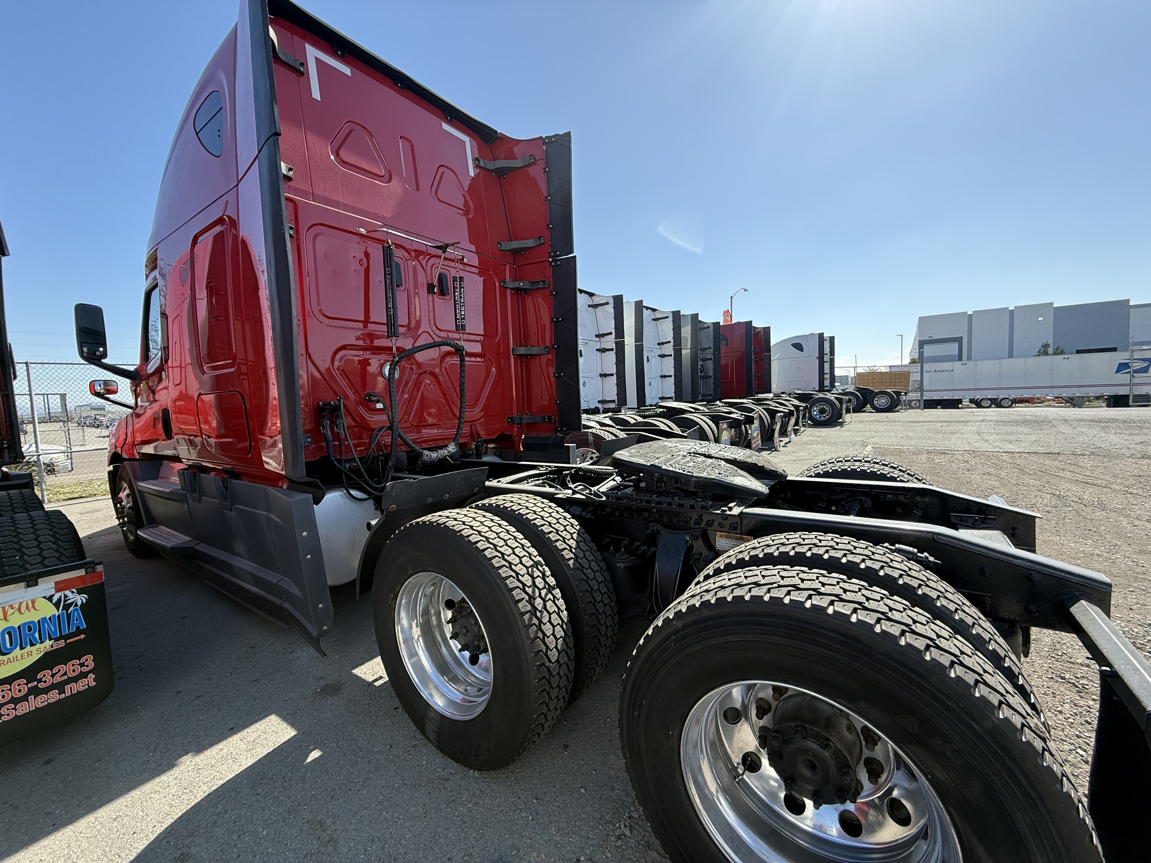 2019 FREIGHTLINER CASCADIA 126SLP - image 3