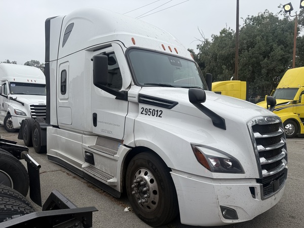 FREIGHTLINER PT126SLP 