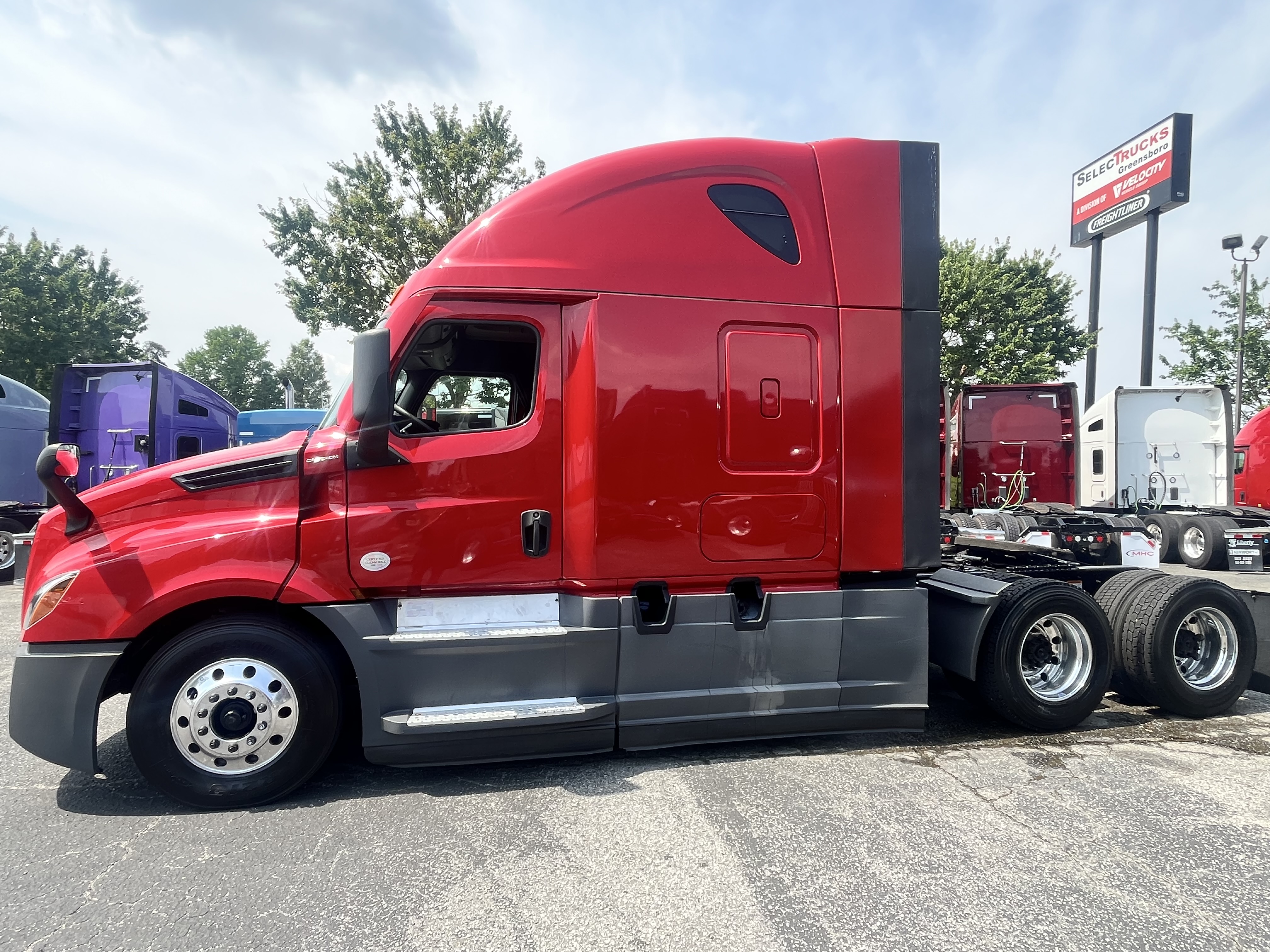 2021 FREIGHTLINER CASCADIA 126SLP - image 2