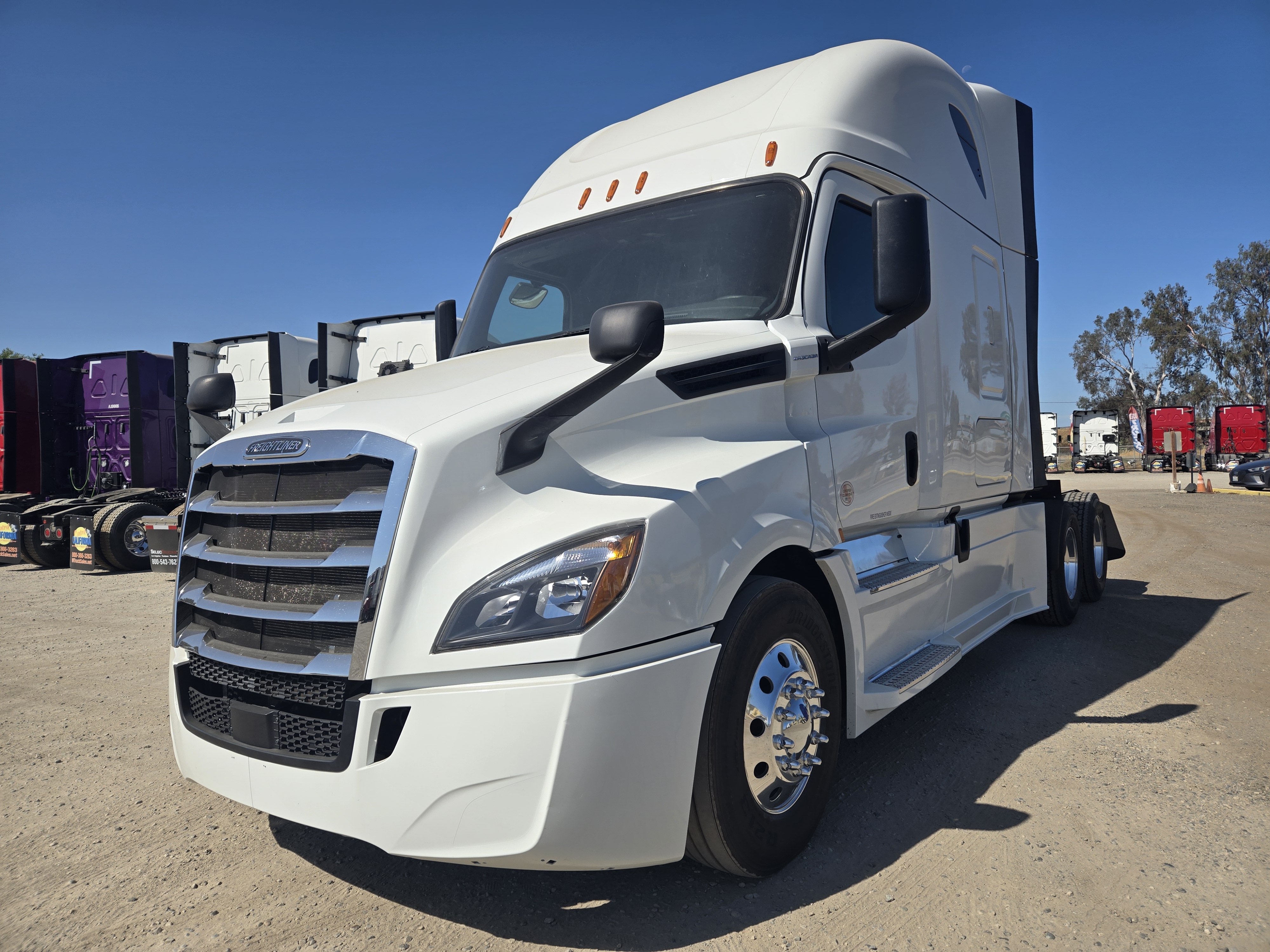 2020 FREIGHTLINER CASCADIA 126SLP - image 1