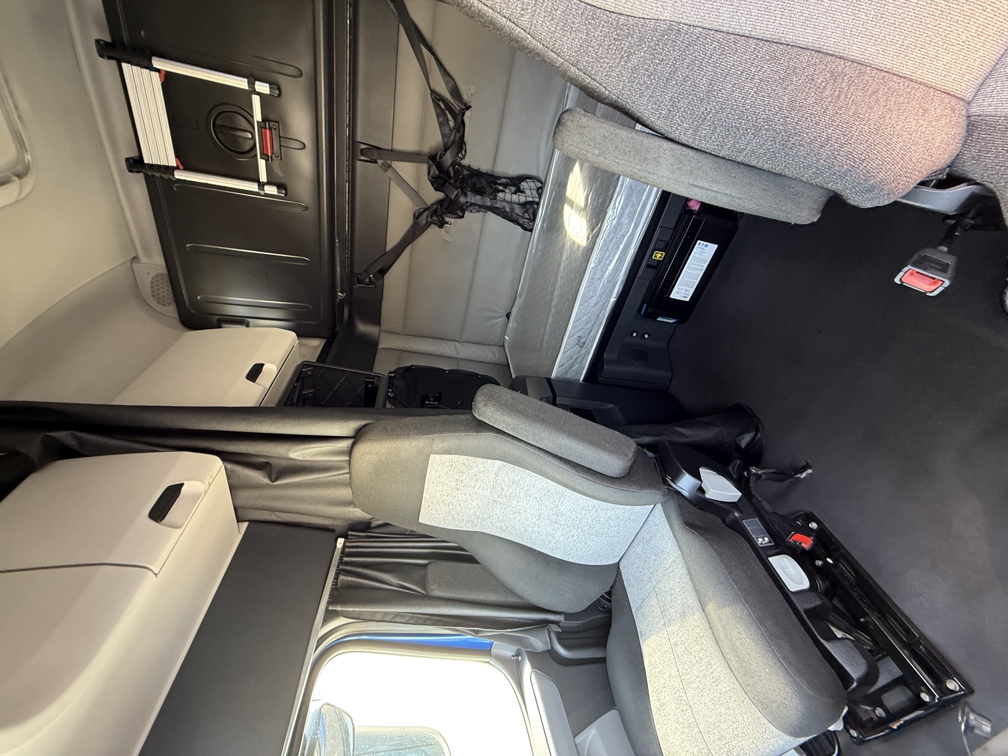 2021 FREIGHTLINER CASCADIA 126SLP - image 8