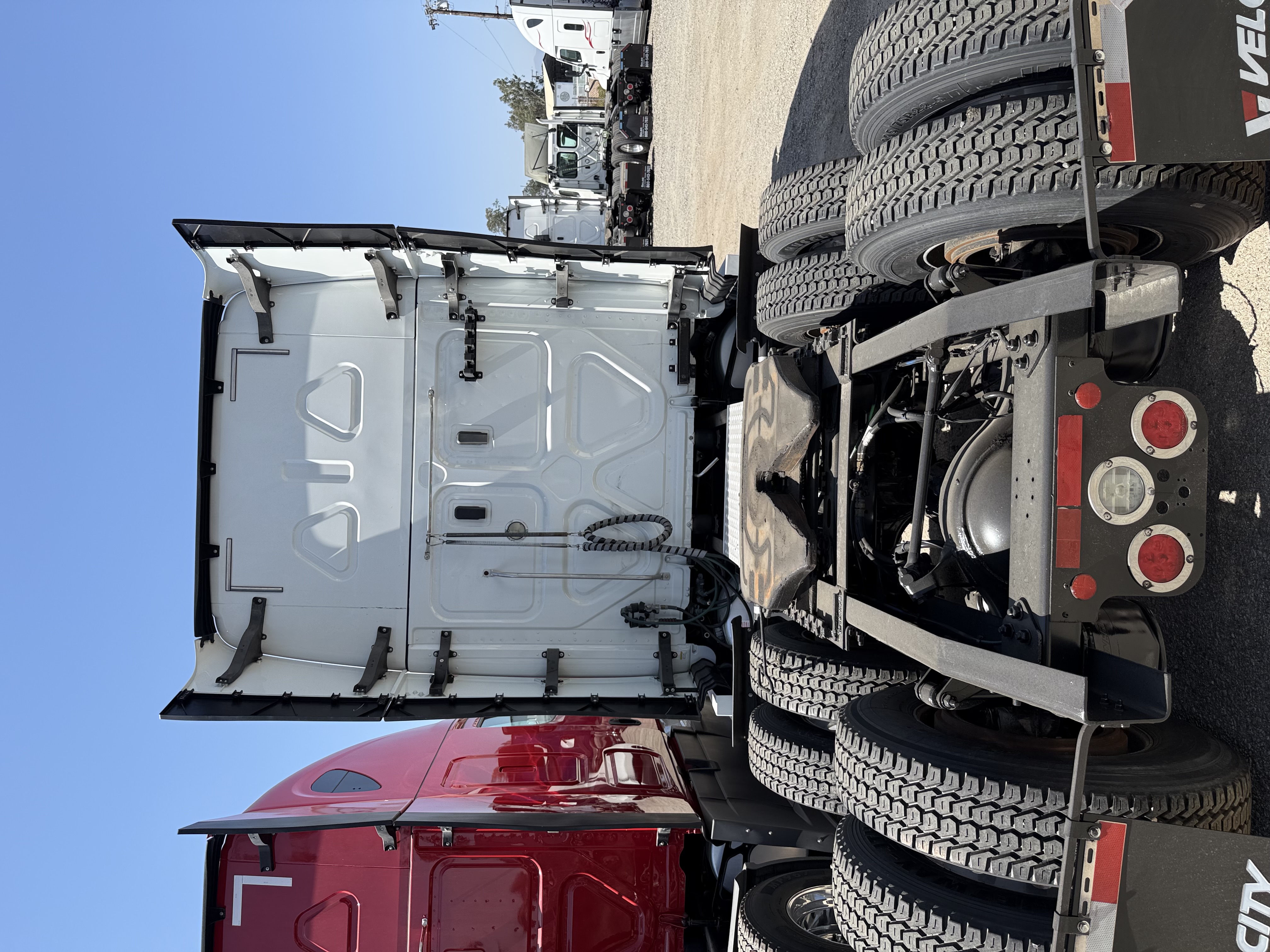 2019 FREIGHTLINER CASCADIA 126SLP - image 4