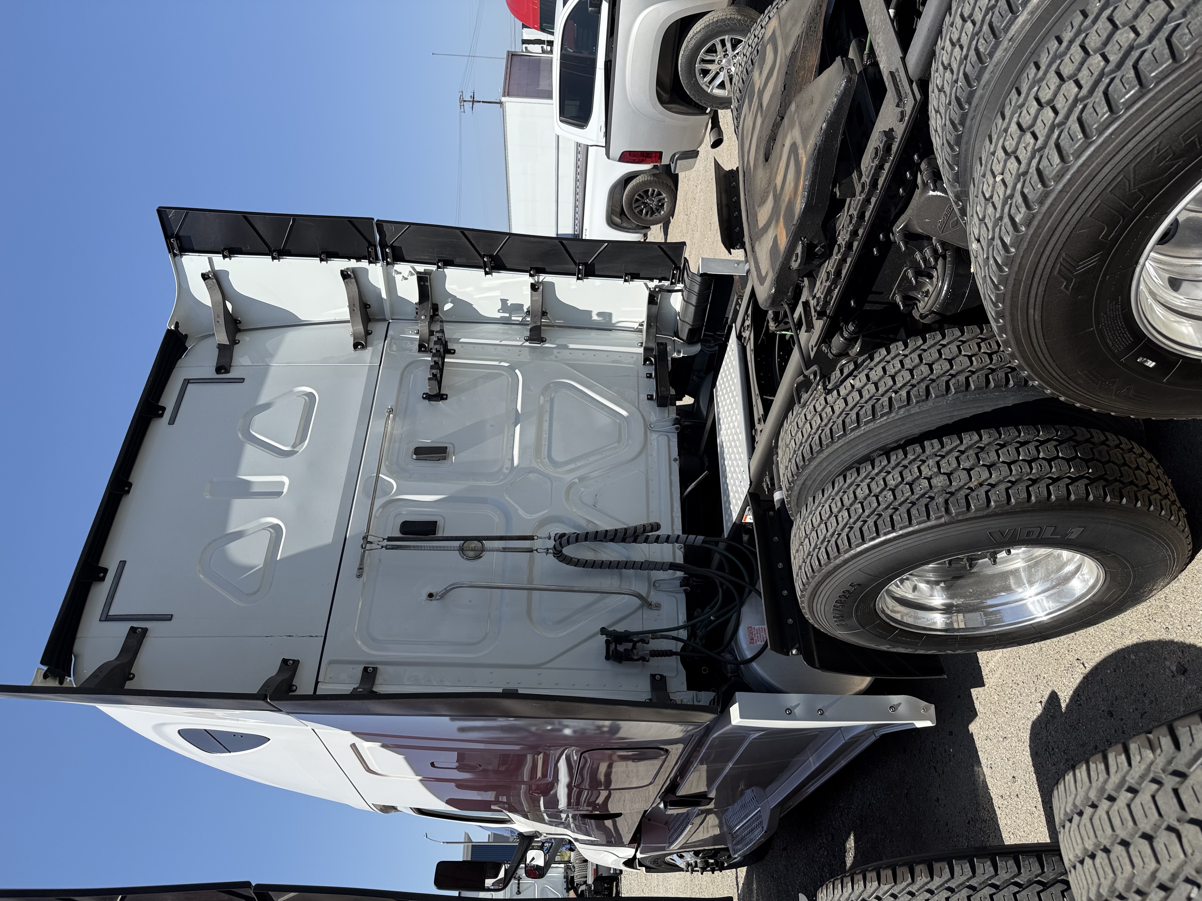 2019 FREIGHTLINER CASCADIA 126SLP - image 3