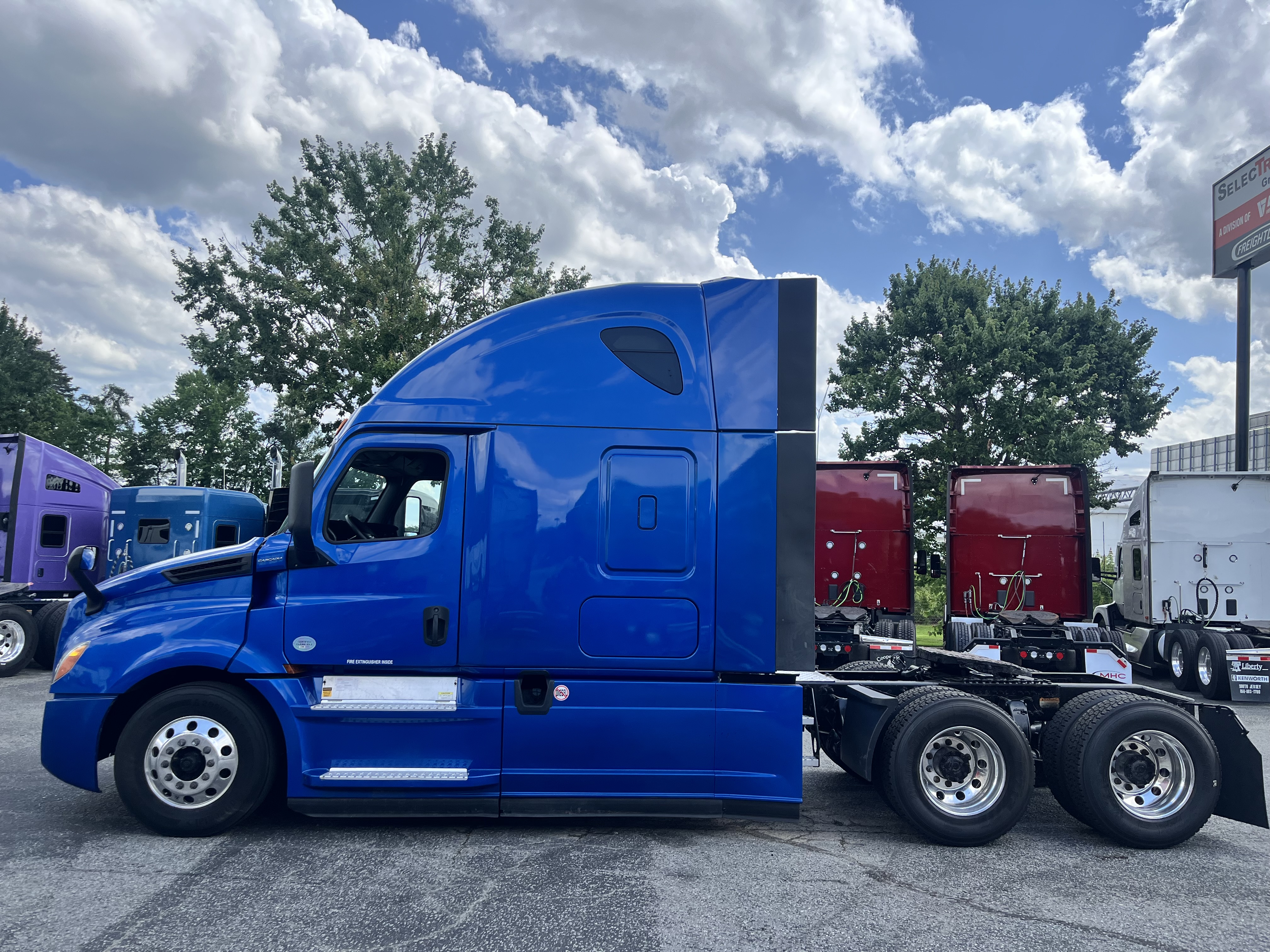 2020 FREIGHTLINER CASCADIA 126SLP - image 2