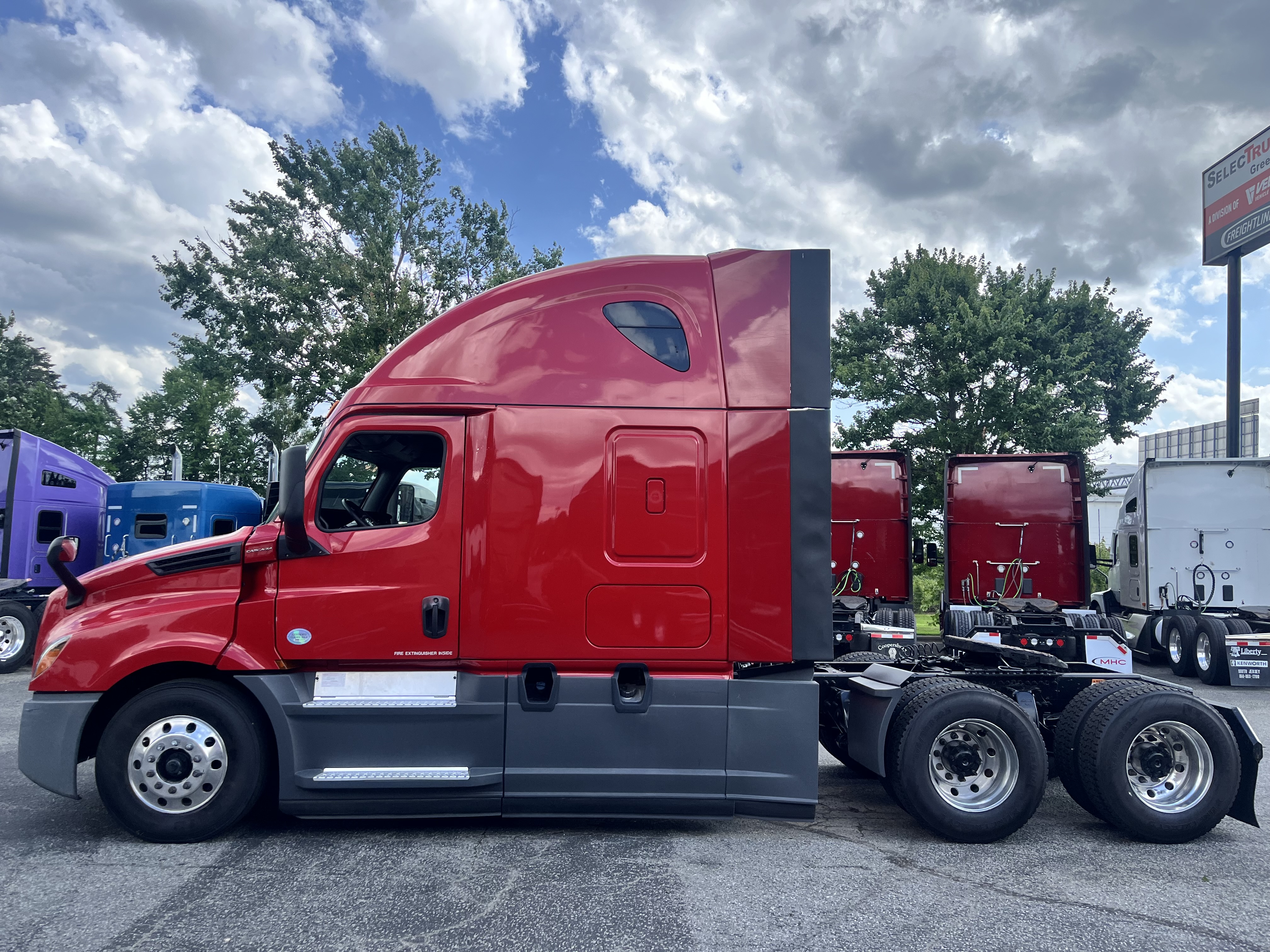 2020 FREIGHTLINER CASCADIA 126SLP - image 2