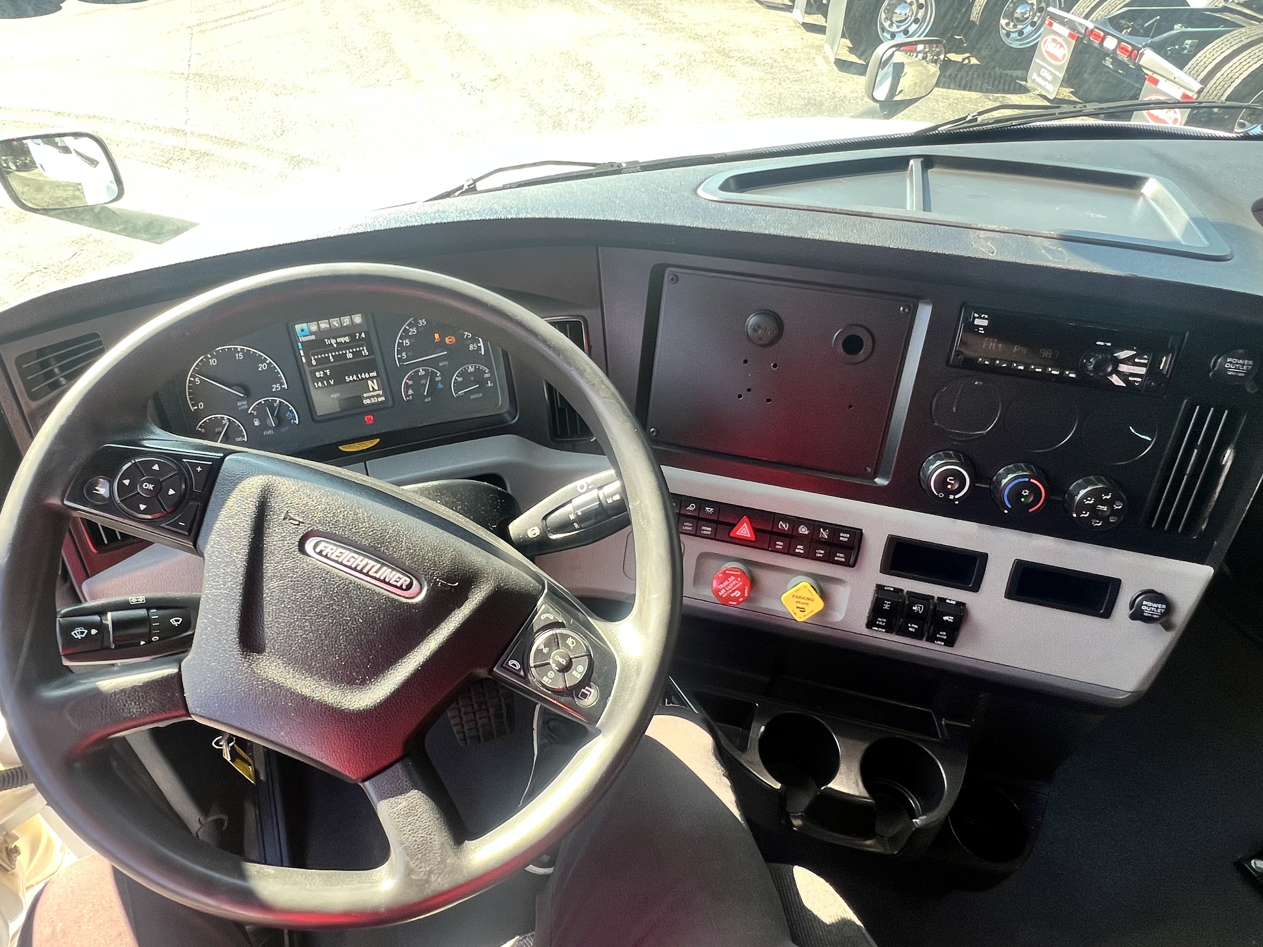 2021 FREIGHTLINER CASCADIA 126SLP - image 16