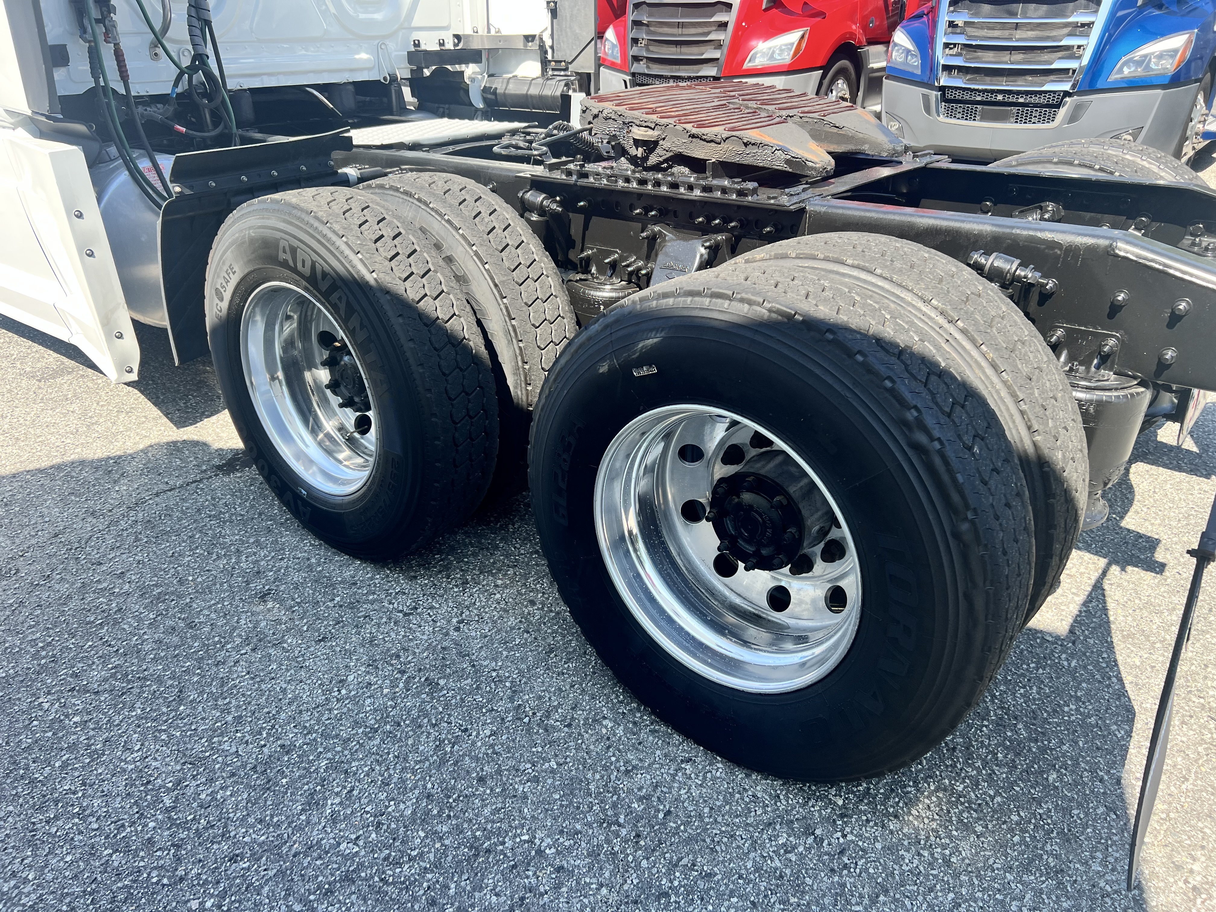 2019 FREIGHTLINER CASCADIA 126SLP - image 2