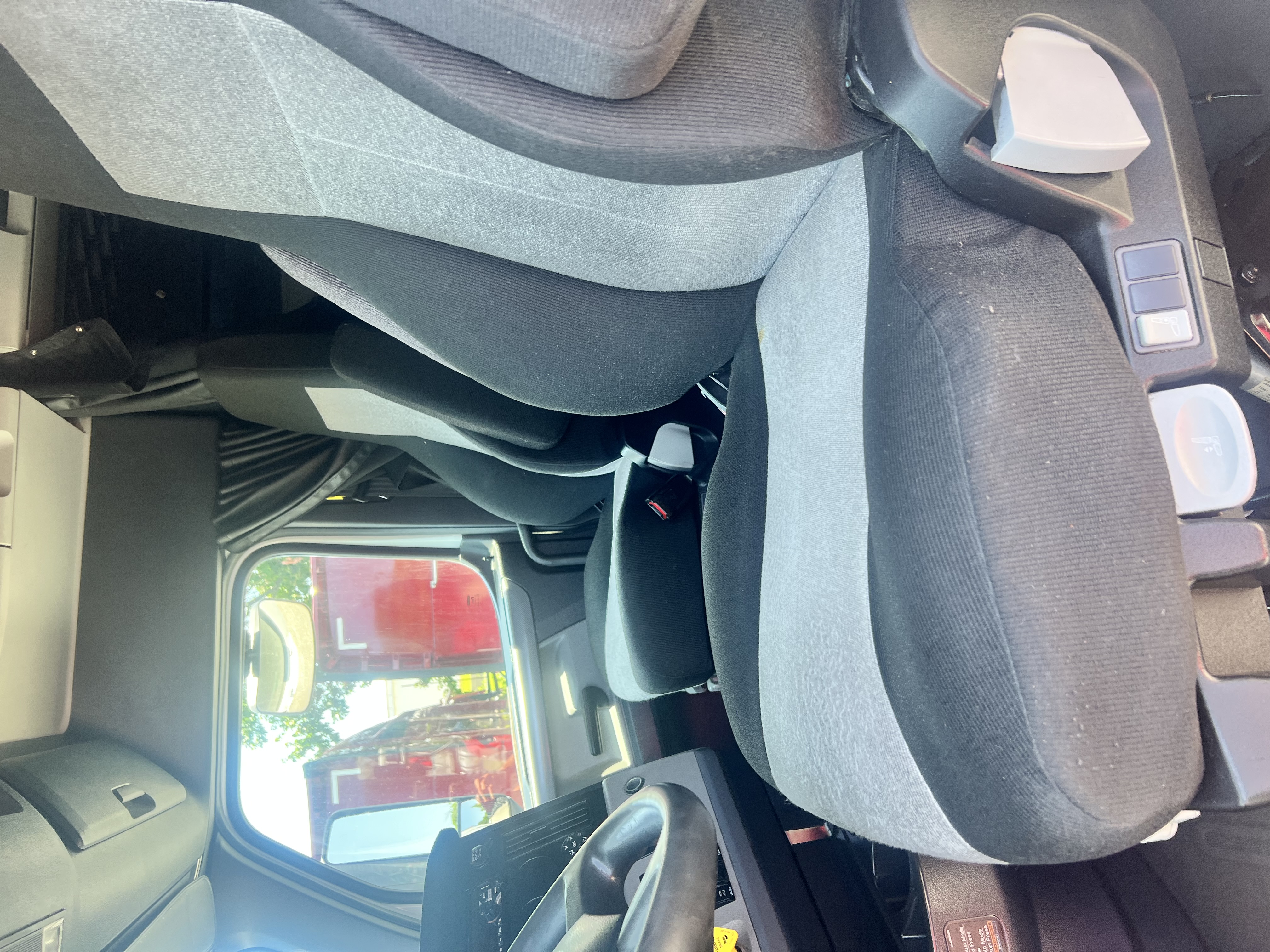 2020 FREIGHTLINER CASCADIA 126SLP - image 13