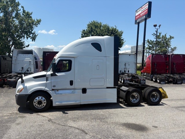 2020 FREIGHTLINER CASCADIA 126SLP - image 2