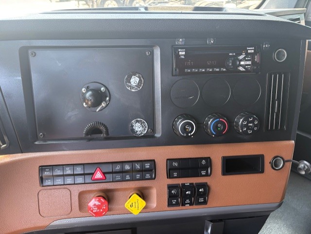 2021 FREIGHTLINER CASCADIA 126SLP - image 17